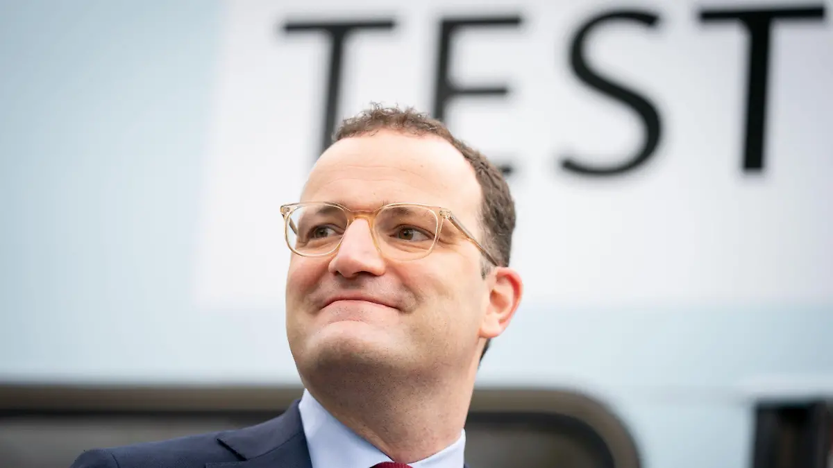 27.05.2021, Berlin: Jens Spahn (CDU), Bundesminister für Gesundheit, eröffnet eine Corona-Teststelle in einem Bus. Der Bus wurde von dem CDU-Bundestagsabgeordneten Heilmann gespendet. Foto: Kay Nietfeld/dpa +++ dpa-Bildfunk +++
