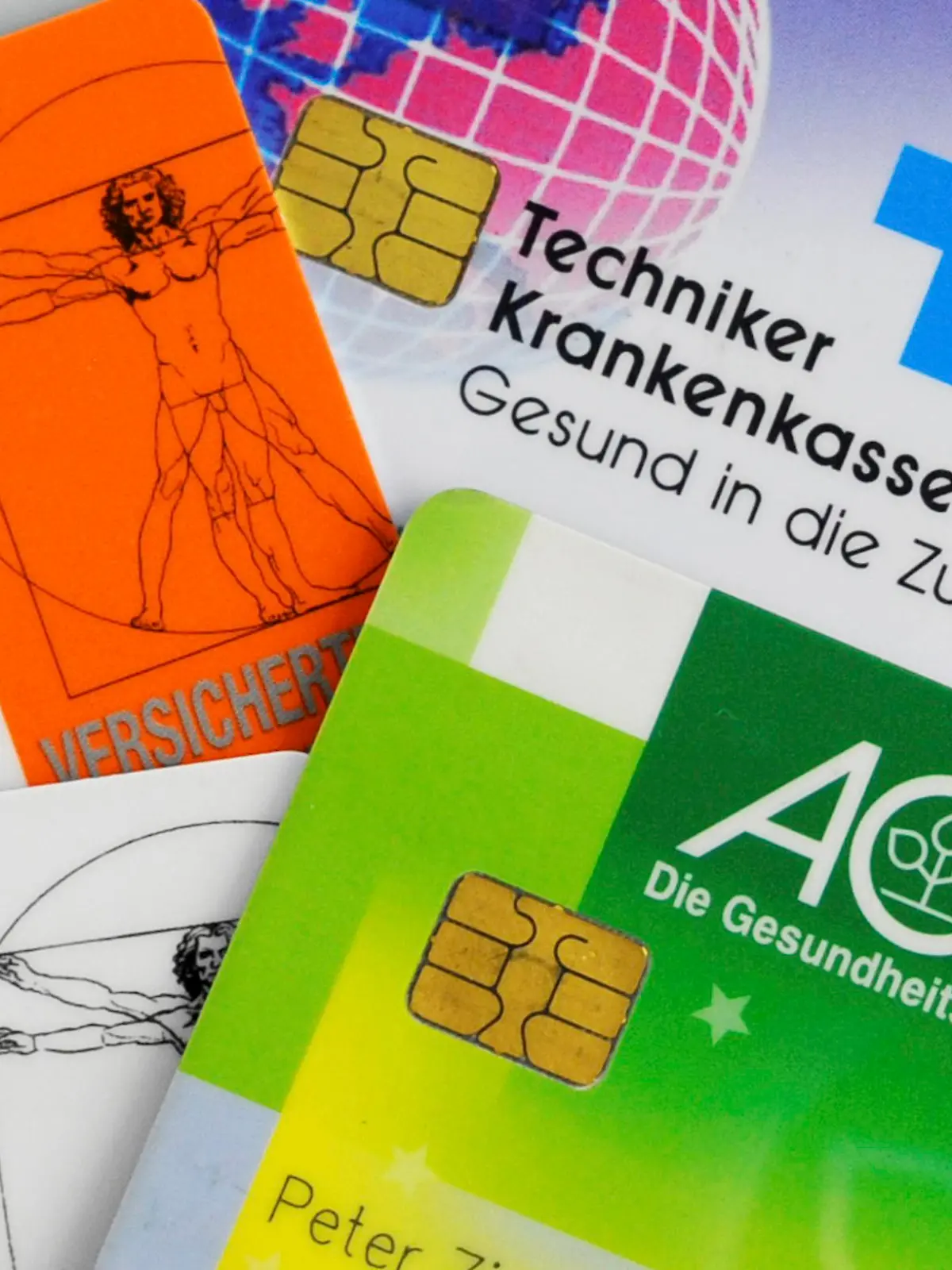 rankenkassenkarten von gesetzlichen Krankenkassen liegen auf 05.09.2011 in Berlin auf einem Tisch