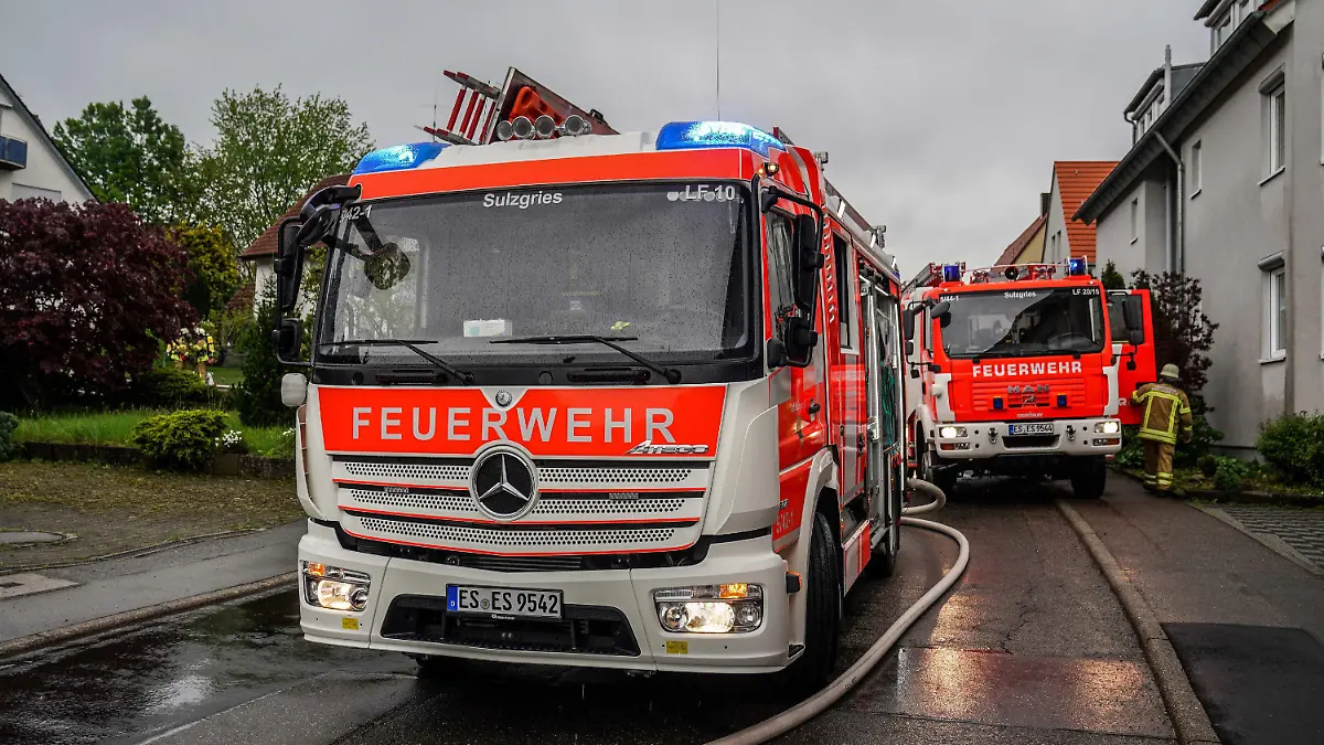 07.05.2023, Baden-Württemberg, Esslingen: Die Feuerwehr ist in Esslingen im Einsatz, nachdem ein Blitz in ein Haus eingeschlagen hatte. Der Dachstuhl habe gebrannt, berichtete die Polizei Reutlingen. Der Sachschaden wird auf 100 000 Euro geschätzt. Verletzt wurde niemand. (Zu dpa «Unwetter richtet Schäden im Zollernalbkreis an - Bewohner eingesperrt») Foto: Sdmg/SDMG/dpa +++ dpa-Bildfunk +++