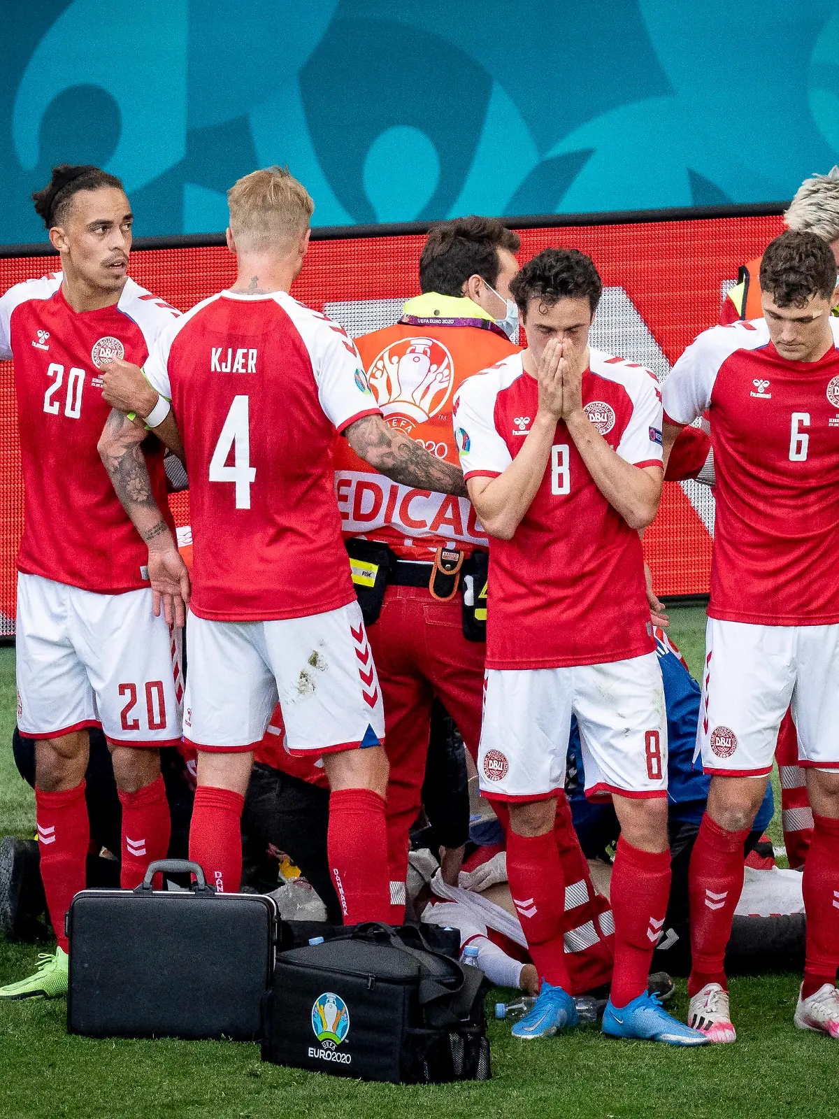 Danske spillere imens at Danmarks Christian Eriksen faar behandling under kampen mellem Danmark og Finland i gruppe B under EURO2020 i Parken i Koebenhavn, loerdag den 12. juni 2021.. , Copenhagen Denmark *** Danish players while Denmarks Christian Eriksen receives treatment during the match between Denmark and Finland in group B during EURO2020 in the Park in Copenhagen, Saturday 12 June 2021, Copenhagen Denmark PUBLICATIONxINxGERxSUIxAUTxONLY Copyright: RitzauxScanpix MadsxClausxRasmussenx cop101 spdk20210612-200728-L 