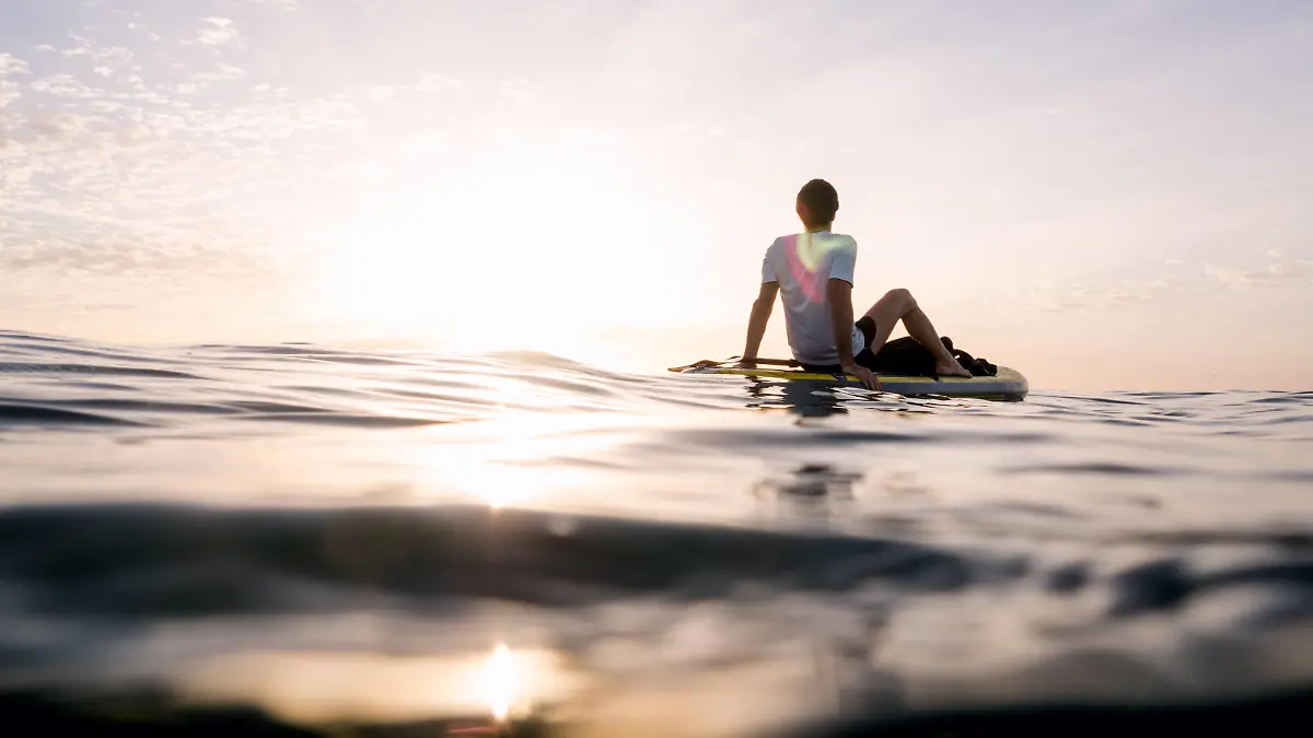  Concept: tranquility and relaxation. Man sitting on paddle surf Torremolinos, AL, Spain PUBLICATIONxINxGERxSUIxAUTxONLY CR_VZNFTC200715-450587-01 ,model released, Symbolfoto