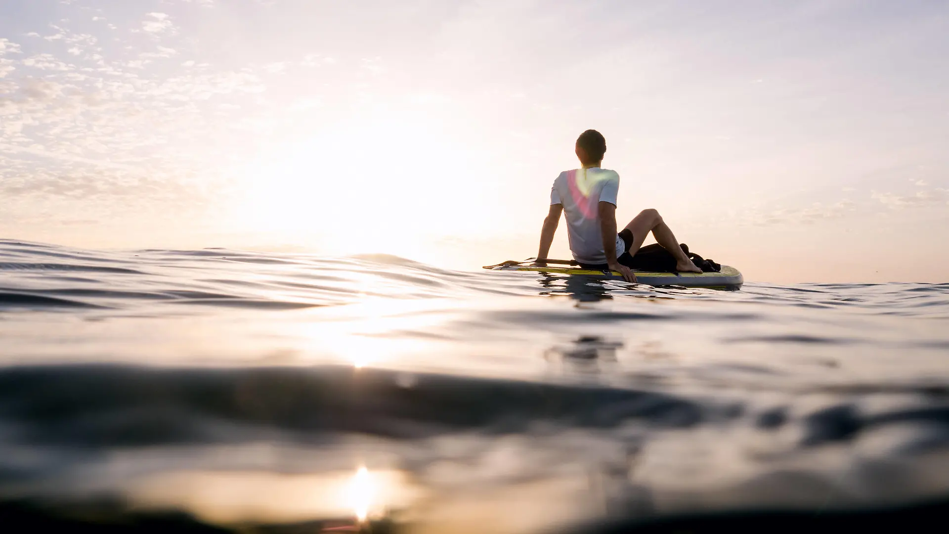 Concept: tranquility and relaxation. Man sitting on paddle surf Torremolinos, AL, Spain PUBLICATIONxINxGERxSUIxAUTxONLY CR_VZNFTC200715-450587-01 ,model released, Symbolfoto