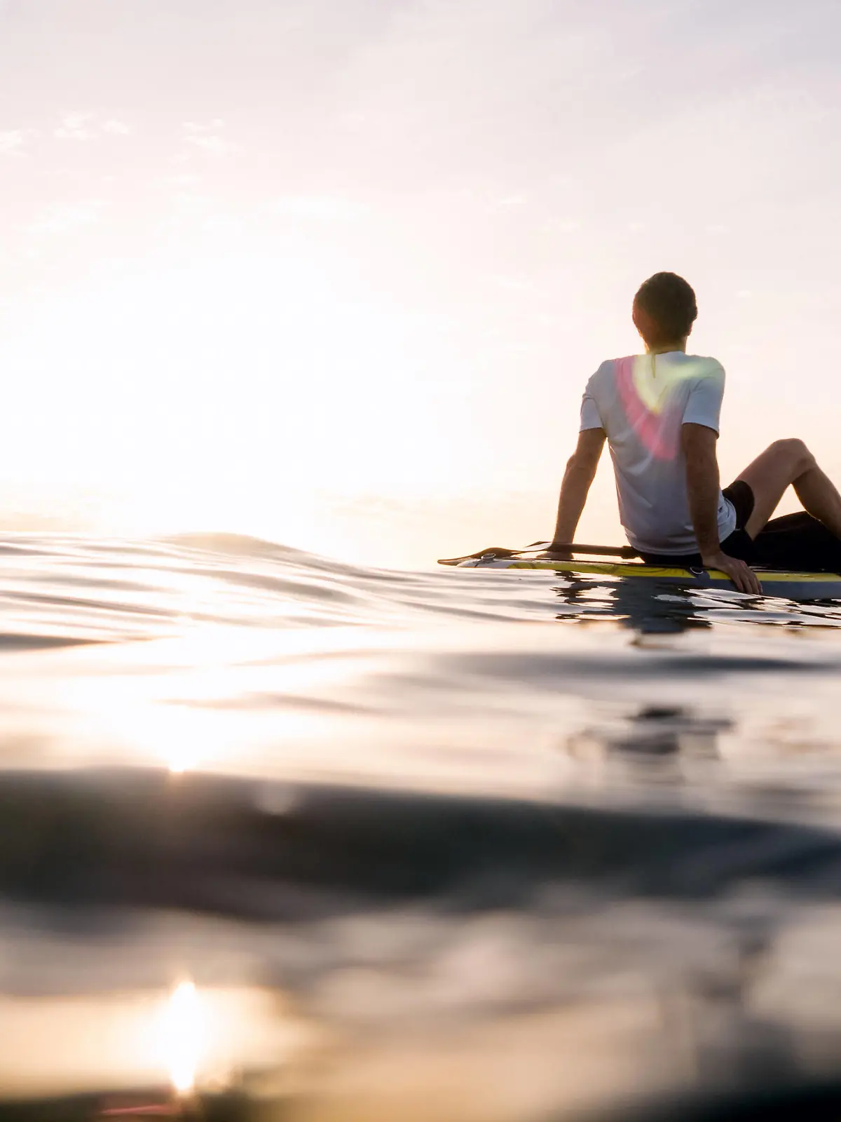  Concept: tranquility and relaxation. Man sitting on paddle surf Torremolinos, AL, Spain PUBLICATIONxINxGERxSUIxAUTxONLY CR_VZNFTC200715-450587-01 ,model released, Symbolfoto