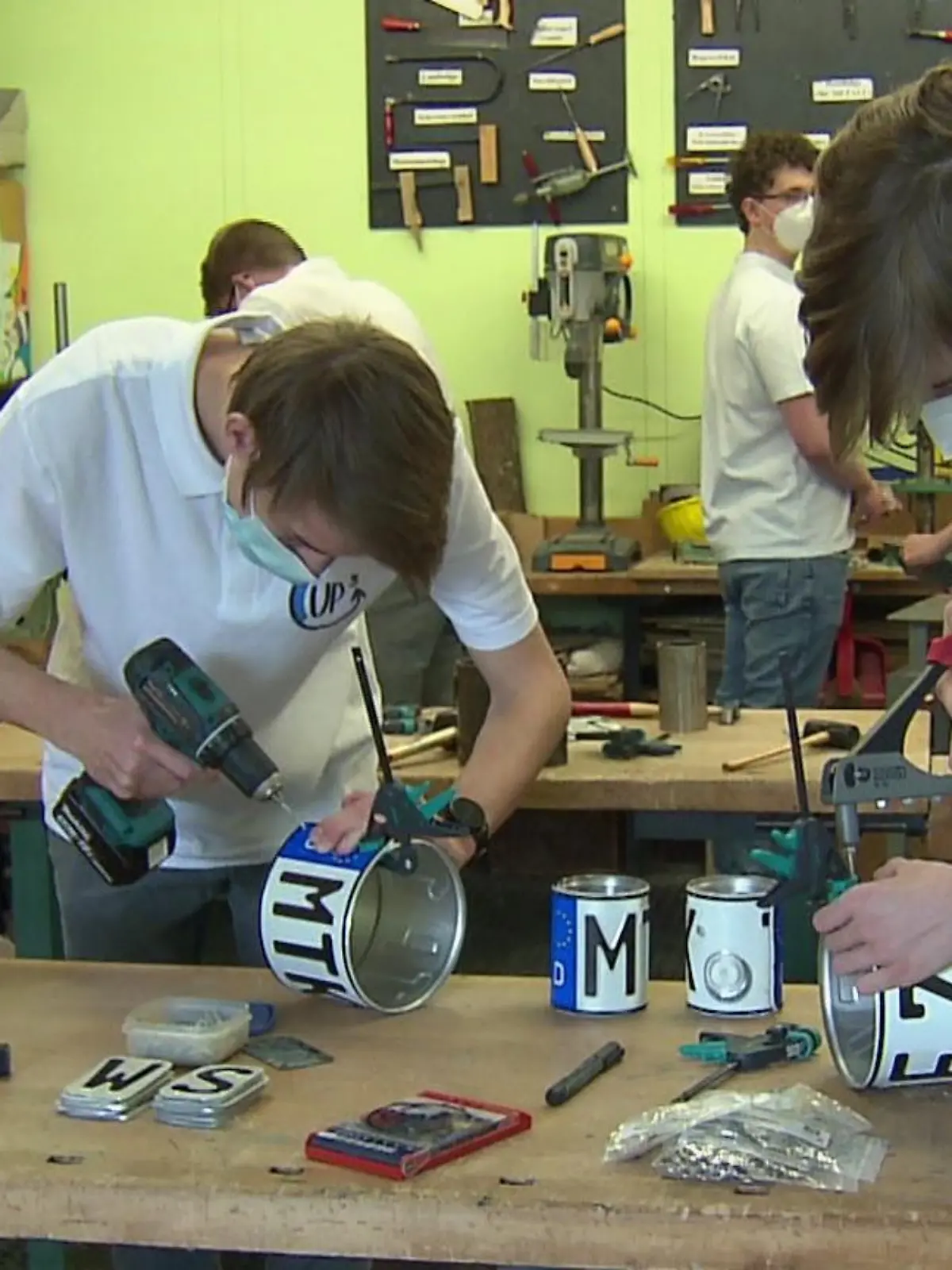 Im Werkraum der Eichendorffschule in Kelkheim tüfteln die Schüler an den Kennzeichen.