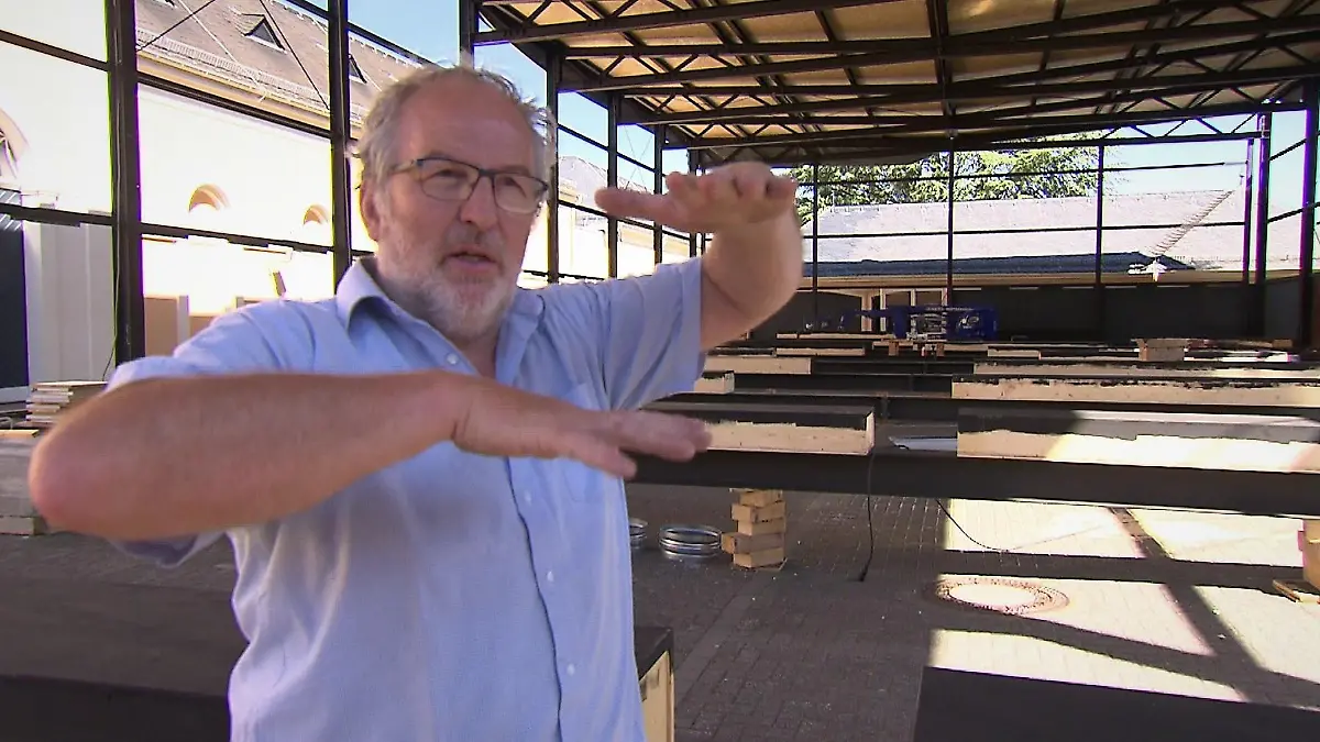 Matthias Becker plant seit Monaten an der mobilen Konzerthalle für das Rheingau-Musik-Festival in Geisenheim.