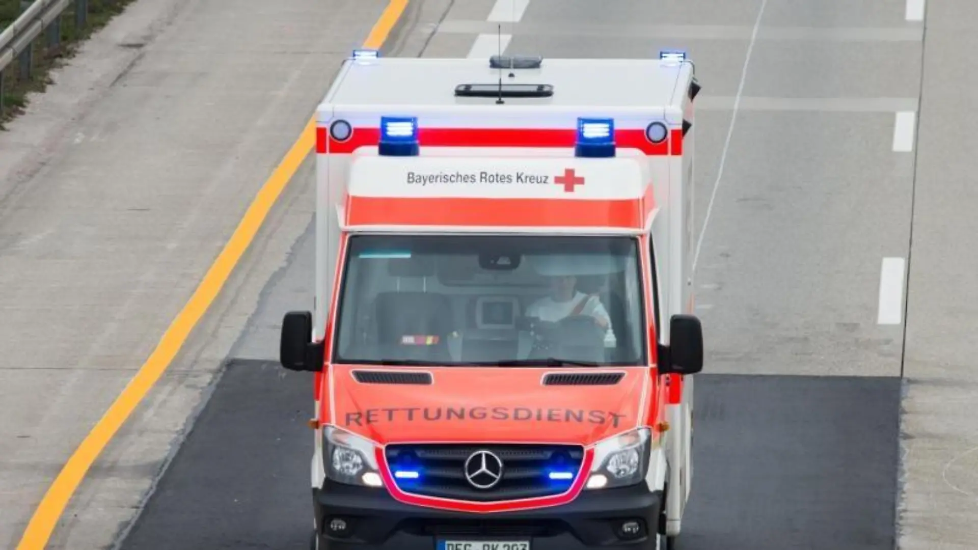Ein Krankenwagen fährt. Foto: Armin Weigel/Archiv