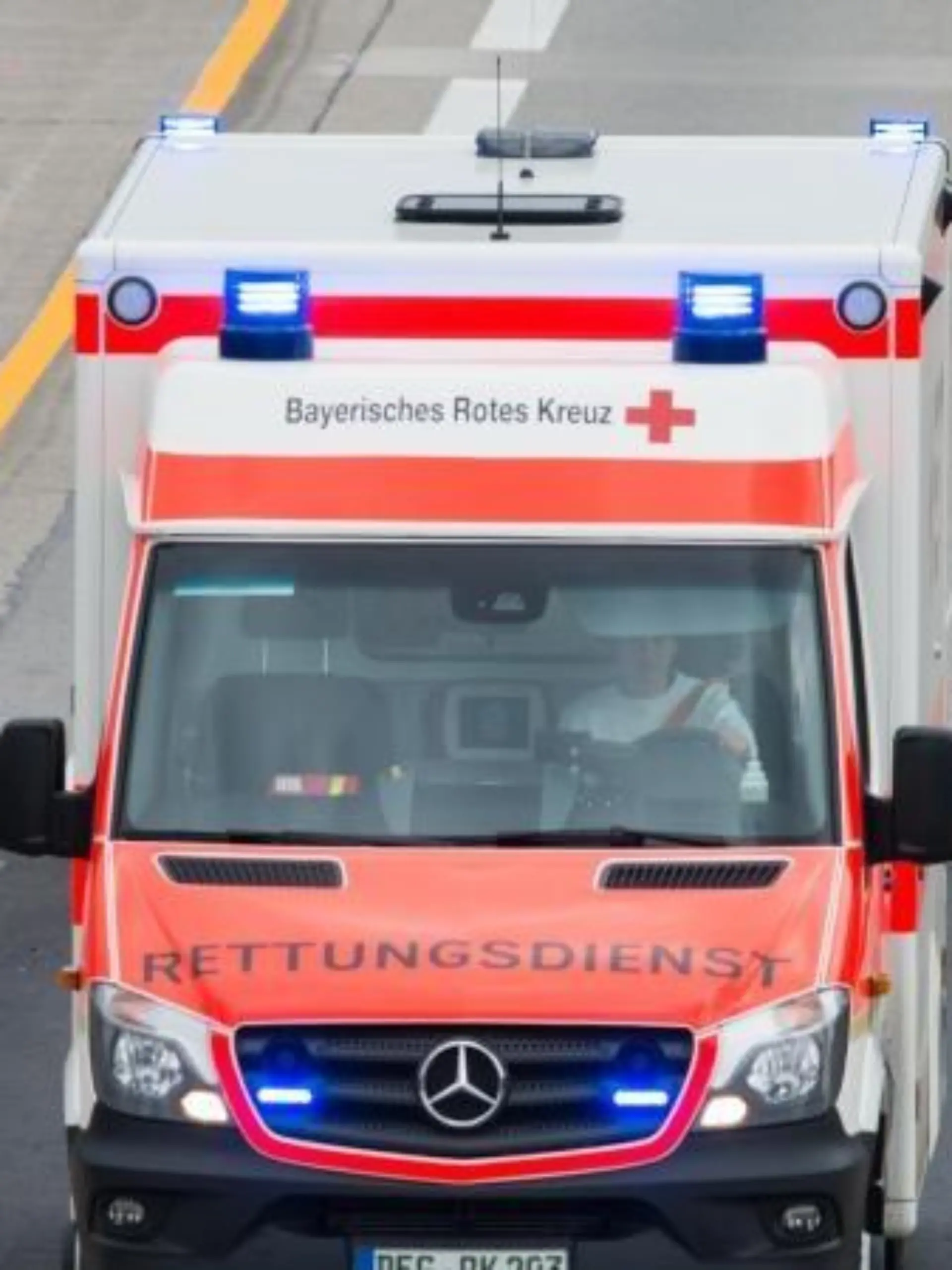 Ein Krankenwagen fährt. Foto: Armin Weigel/Archiv