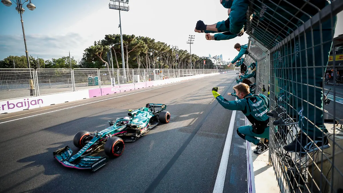 Formula 1 2021: Azerbaijan GP BAKU CITY CIRCUIT, AZERBAIJAN - JUNE 06: Sebastian Vettel, Aston Martin AMR21, 2nd position, is cheered over the line by his team during the Azerbaijan GP at Baku City Circuit on Sunday June 06, 2021 in Baku, Azerbaijan. Photo by Glenn Dunbar / LAT Images Images PUBLICATIONxINxGERxSUIxAUTxHUNxONLY GP2106_131709_69I7734