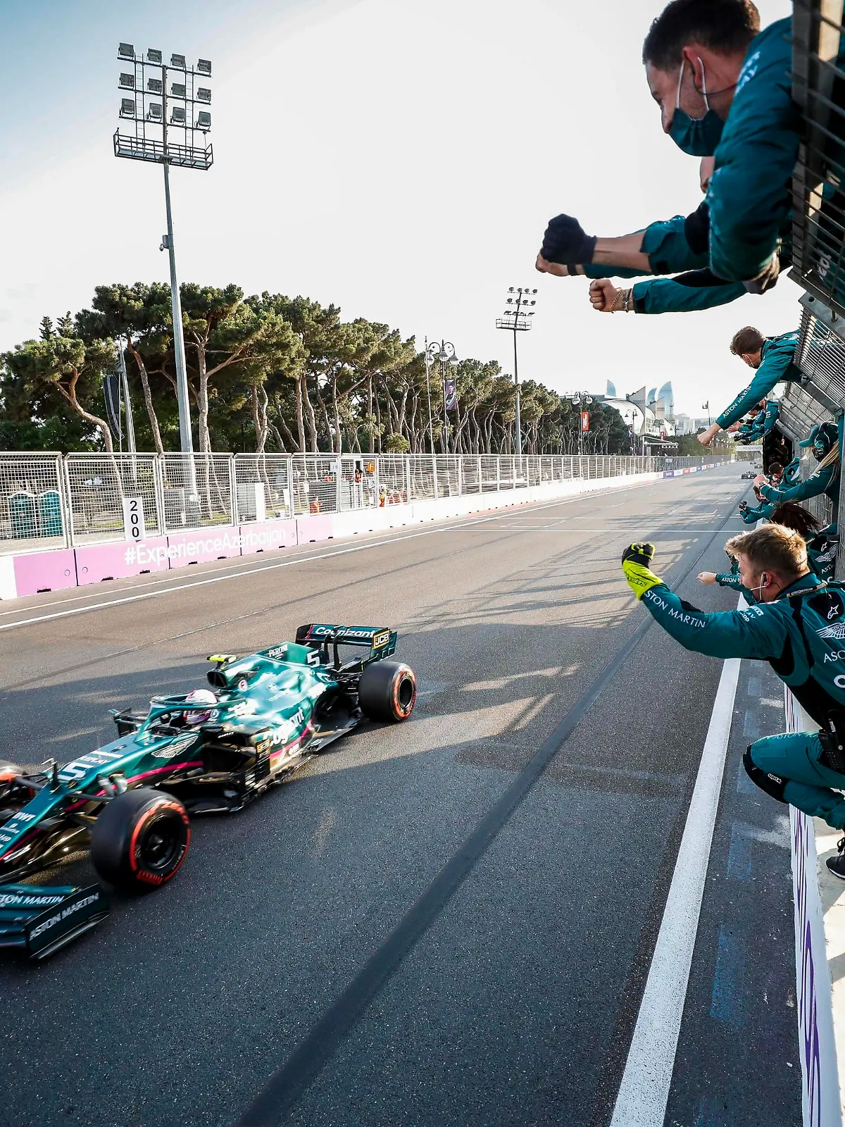  Formula 1 2021: Azerbaijan GP BAKU CITY CIRCUIT, AZERBAIJAN - JUNE 06: Sebastian Vettel, Aston Martin AMR21, 2nd position, is cheered over the line by his team during the Azerbaijan GP at Baku City Circuit on Sunday June 06, 2021 in Baku, Azerbaijan. Photo by Glenn Dunbar / LAT Images Images PUBLICATIONxINxGERxSUIxAUTxHUNxONLY GP2106_131709_69I7734