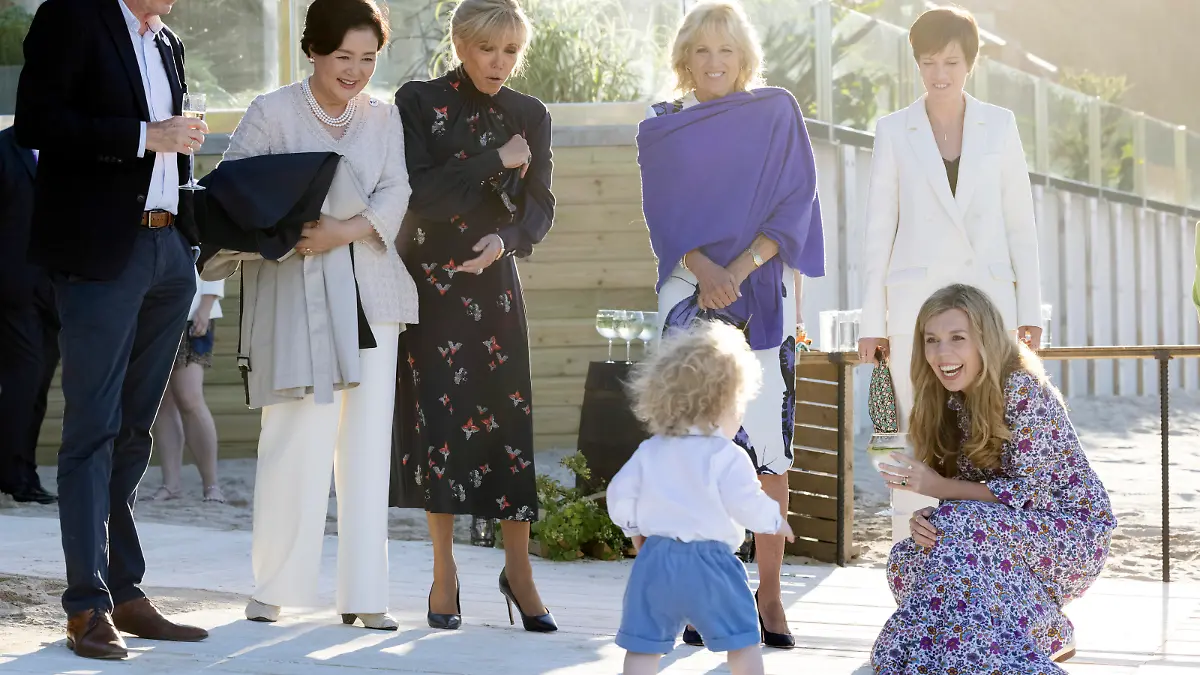 12/06/2021. Carbis Bay, United Kingdom. Prime Ministerâs wife Carrie Johnson reacts to her son Wilfred as she stands with partners of the leaders of the G7 during the G7 Leaders Summit in Carbis Bay., Credit:Simon Dawson / Avalon