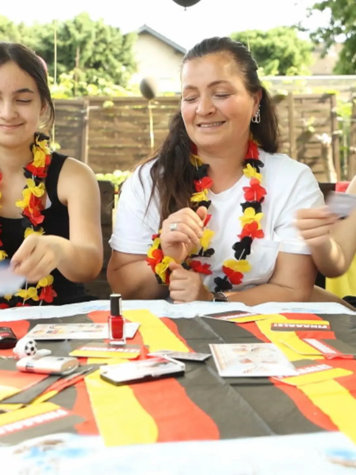 Bild zu: "EM-Accessoires im Family-Check"