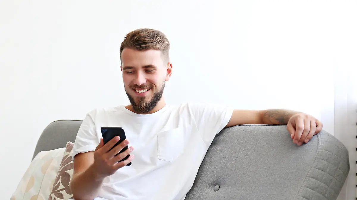 Mann mit Smartphone
