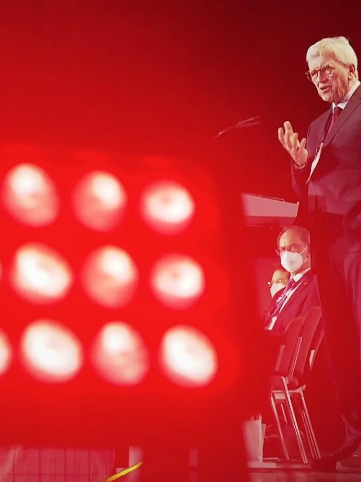 Volker Bouffier hat bei seiner Rede auf dem Parteitag in Gießen das Wahlziel 30 Prozent plus X ausgerufen.