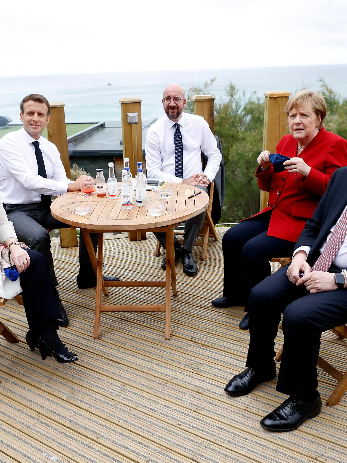 11.06.2021, Großbritannien, St Ives: Ursula von der Leyen (l-r), Präsidentin der Europäischen Kommission, Emmanuel Macron, Präsident von Frankreich, Charles Michel, Präsident des Europäischen Rates, Angela Merkel, Bundeskanzlerin von Deutschland, und Mario Draghi, Ministerpräsident von Italien, während eines Treffens vor dem G7-Gipfel. Der G7-Gipfel findet vom 11. bis 13. Juni in Carbis Bay, St Ives in Cornwall statt. Foto: Phil Noble/Pool Reuters/AP/dpa +++ dpa-Bildfunk +++