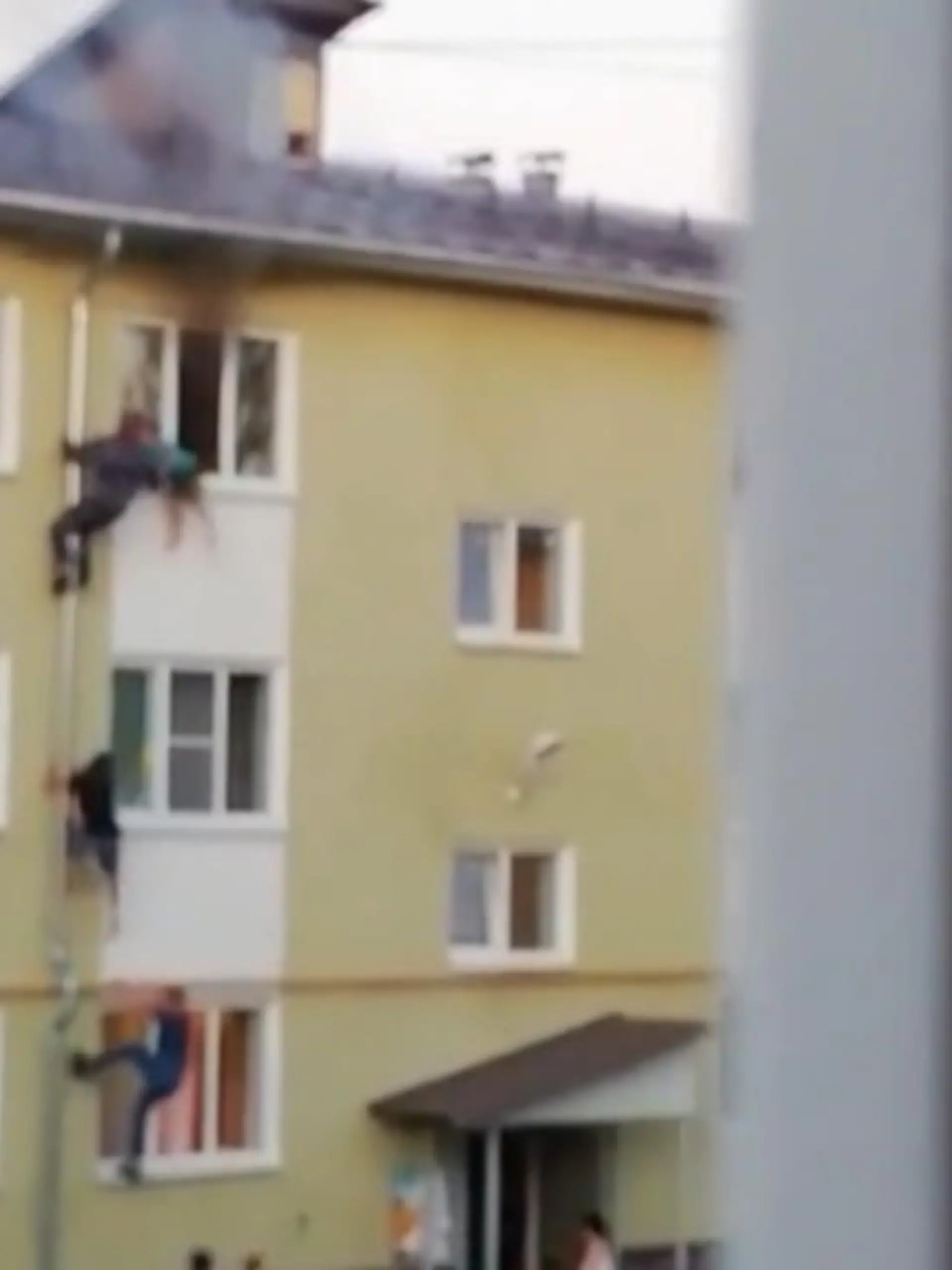Helden retten Kinder aus brennender Wohnung.