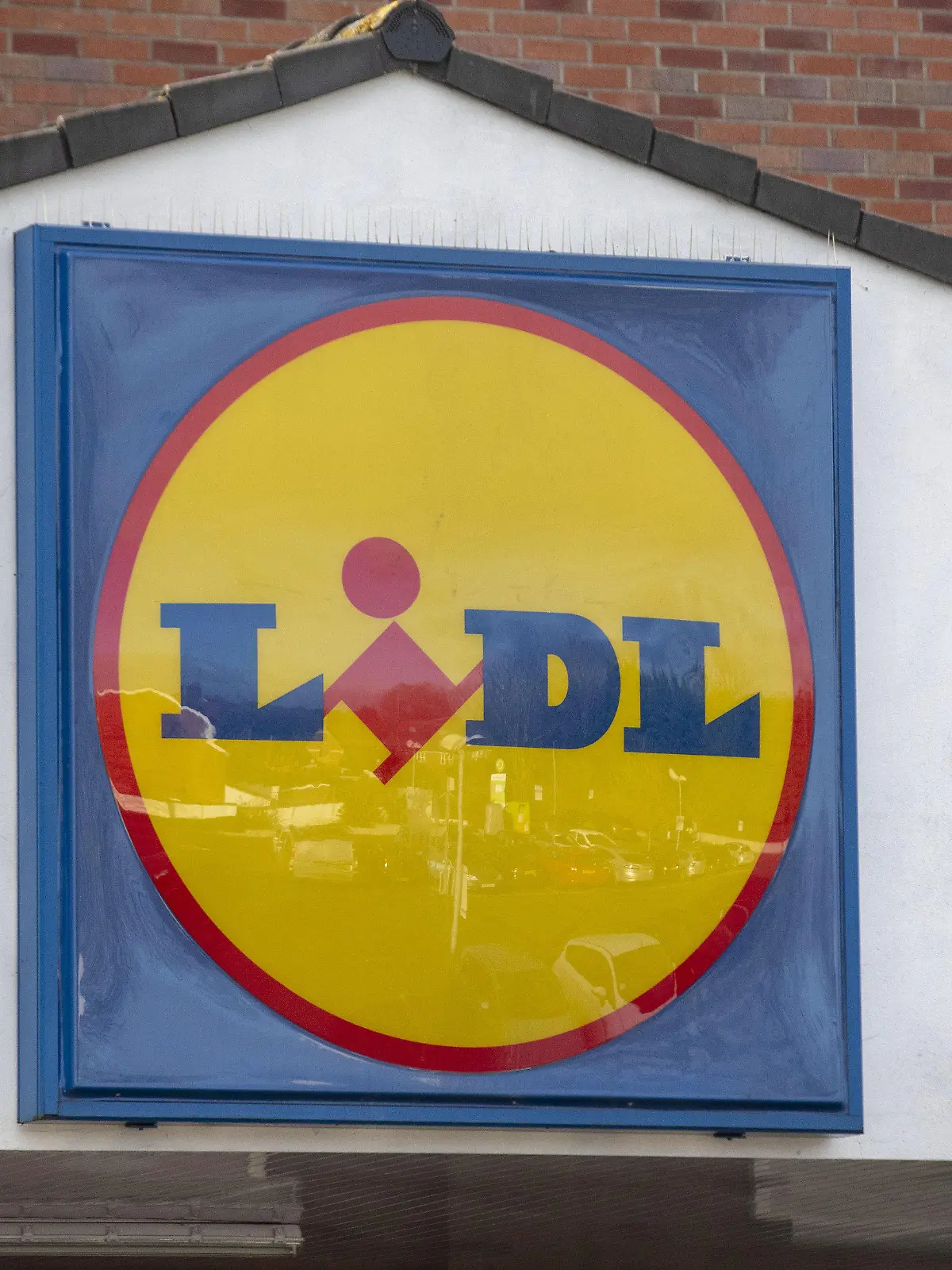 ARCHIV - 14.01.2019, Großbritannien, Crowthorne: Das Lidl-Logo hängt an der Fassade einer Filiale in Crowthorne, Berkshire. Wie die Supermarktkette Lidl am Montag mitteilte, konnte sie ihre Umsätze in Großbritannien in den vier Wochen vor Weihnachten um knapp ein Viertel im Vergleich zum Vorjahreszeitraum steigern. (zu dpa «Lidl steigert Umsatz in Großbritannien in Adventszeit um Viertel») Foto: Steve Parsons/PA Wire/dpa +++ dpa-Bildfunk +++