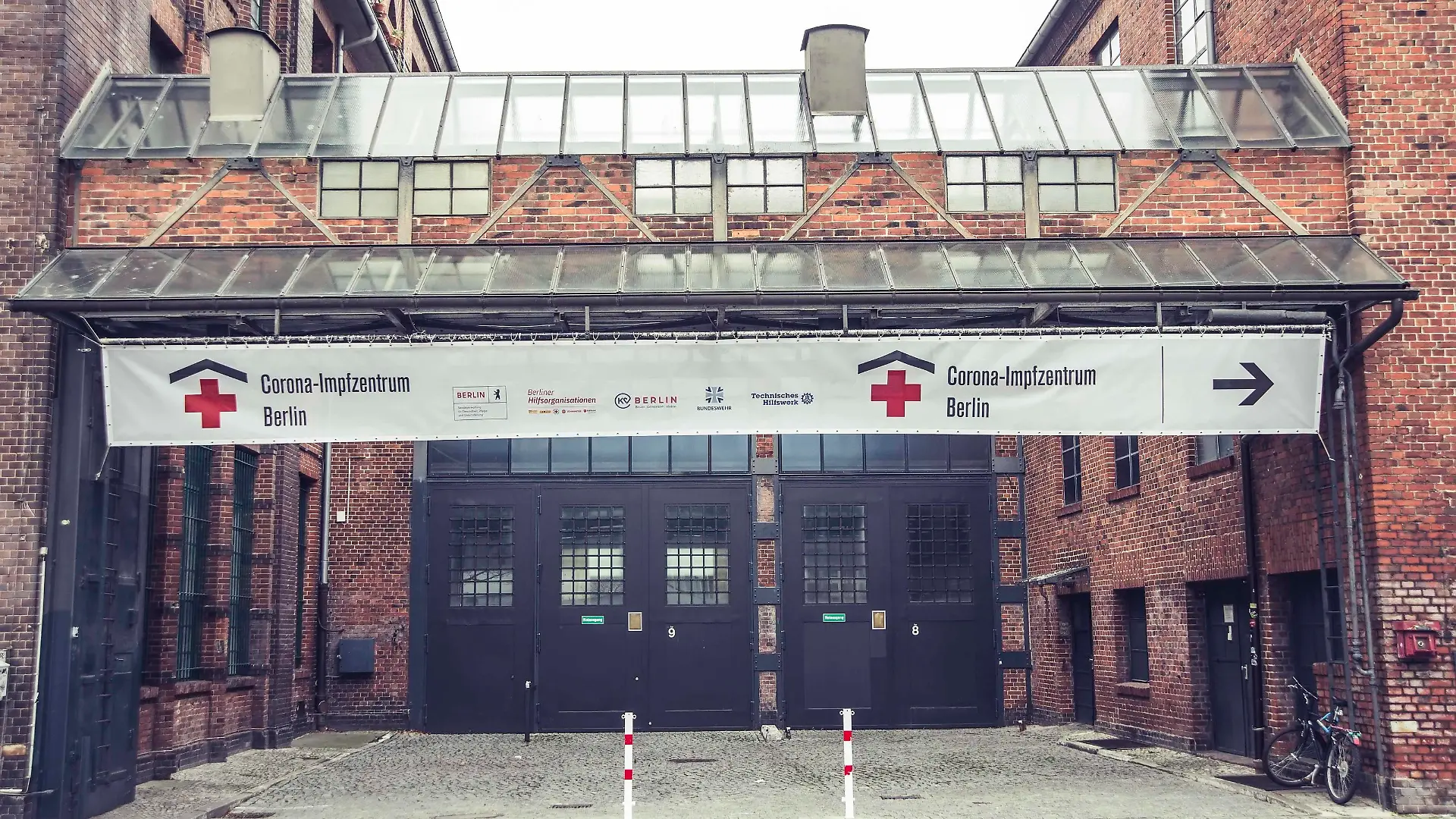 27 . 12 . 2020 , Berlin / Treptow : Eröffnung Corona - Impfzentrum Berlin in der Arena in Treptow : *** 27 12 2020 , Berlin Treptow Opening Corona Vaccination Center Berlin in the Arena in Treptow