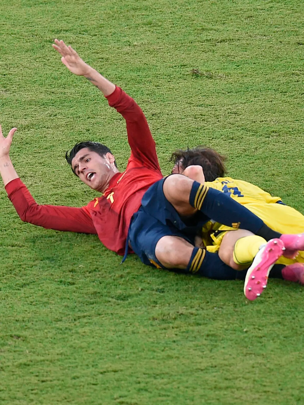 ESP: Spain - Sweden. Euro 2022. Alvaro Morata of Spain and Albin Ekdal of Sweden during the match between Spain and Sweden of Euro 2020, group E, matchday 1, played at La Cartuja Stadium on June 14, 2021 in Sevilla, Spain. kpng Copyright: xPRESSINPHOTOx PS_210614_025 