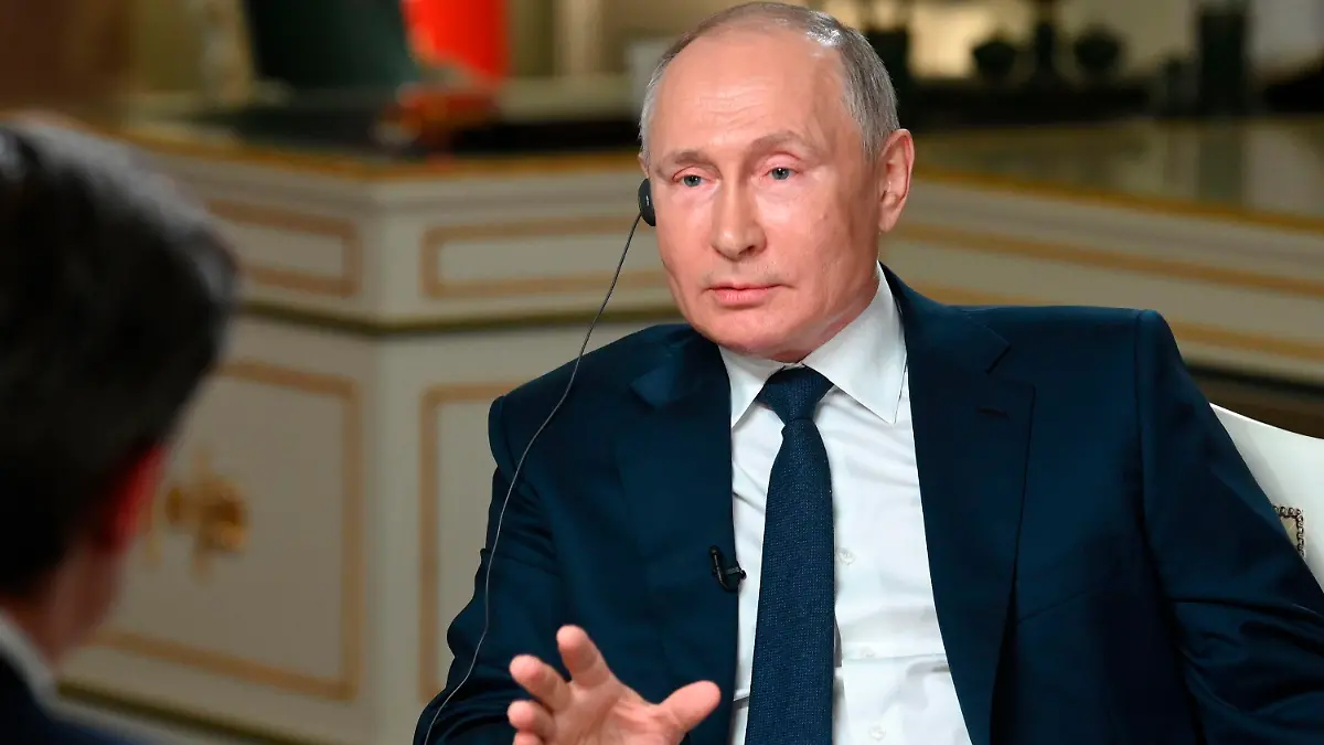 14.06.2021, Russland, Moskau: Wladimir Putin (r), Präsident von Russland, spricht mit Keir Simmons, Journalist von NBC News. Am Mittwoch den 16. Juni 2021 ist in Genf ein Treffen zwischen US-Präsident Biden und dem russischen Präsidenten Putin geplant. Foto: Maxim Blinov/Pool Sputnik Kremlin/AP/dpa +++ dpa-Bildfunk +++