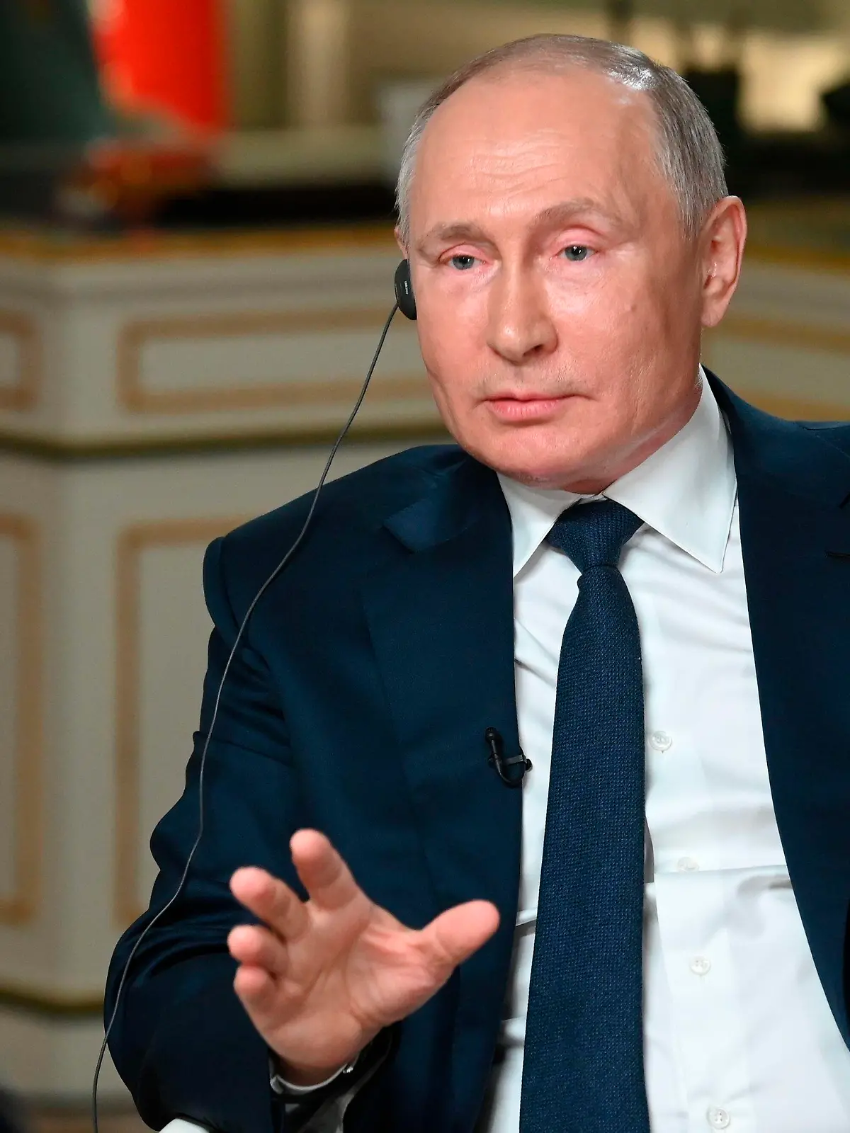 14.06.2021, Russland, Moskau: Wladimir Putin (r), Präsident von Russland, spricht mit Keir Simmons, Journalist von NBC News. Am Mittwoch den 16. Juni 2021 ist in Genf ein Treffen zwischen US-Präsident Biden und dem russischen Präsidenten Putin geplant. Foto: Maxim Blinov/Pool Sputnik Kremlin/AP/dpa +++ dpa-Bildfunk +++