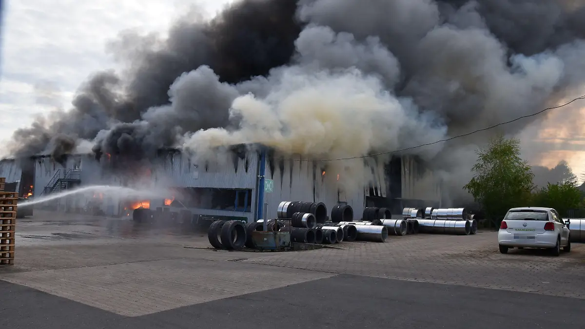Ein Großfeuer in einem metallverarbeitenden Betrieb in Salzhausen hat am Sonntagnachmittag einen Millionenschaden verursacht.