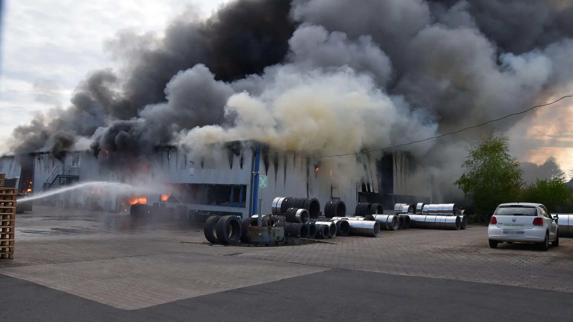 Ein Großfeuer in einem metallverarbeitenden Betrieb in Salzhausen hat am Sonntagnachmittag einen Millionenschaden verursacht.