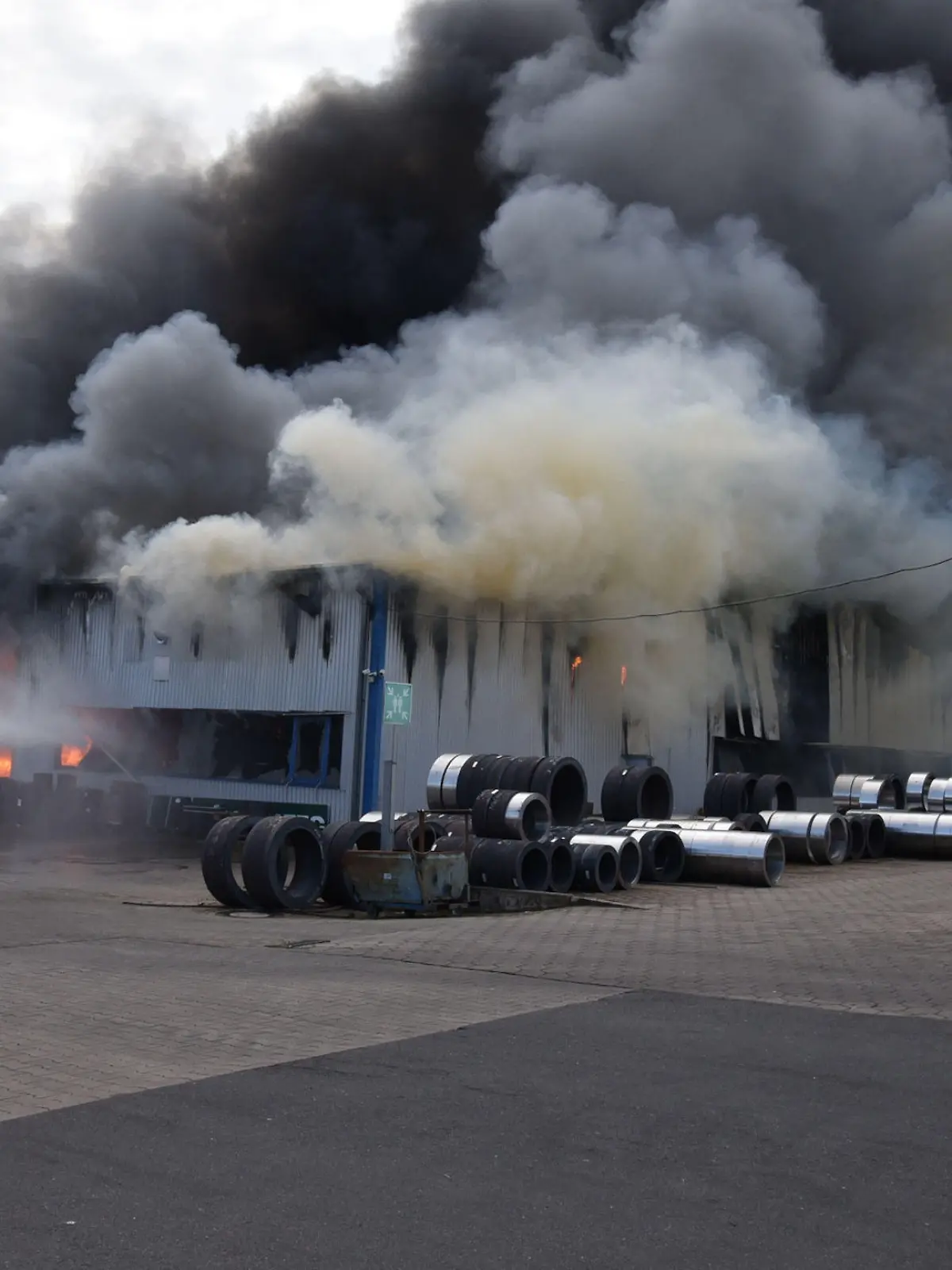Ein Großfeuer in einem metallverarbeitenden Betrieb in Salzhausen hat am Sonntagnachmittag einen Millionenschaden verursacht.