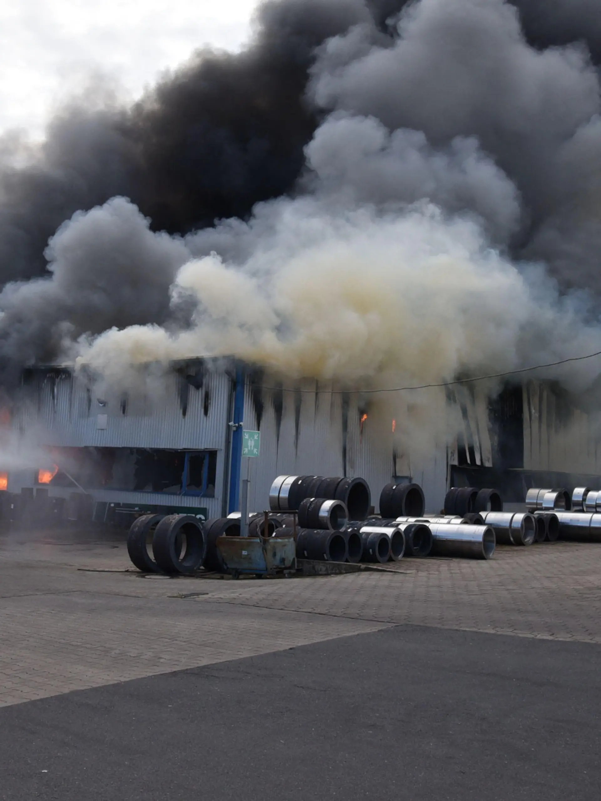 Ein Großfeuer in einem metallverarbeitenden Betrieb in Salzhausen hat am Sonntagnachmittag einen Millionenschaden verursacht.