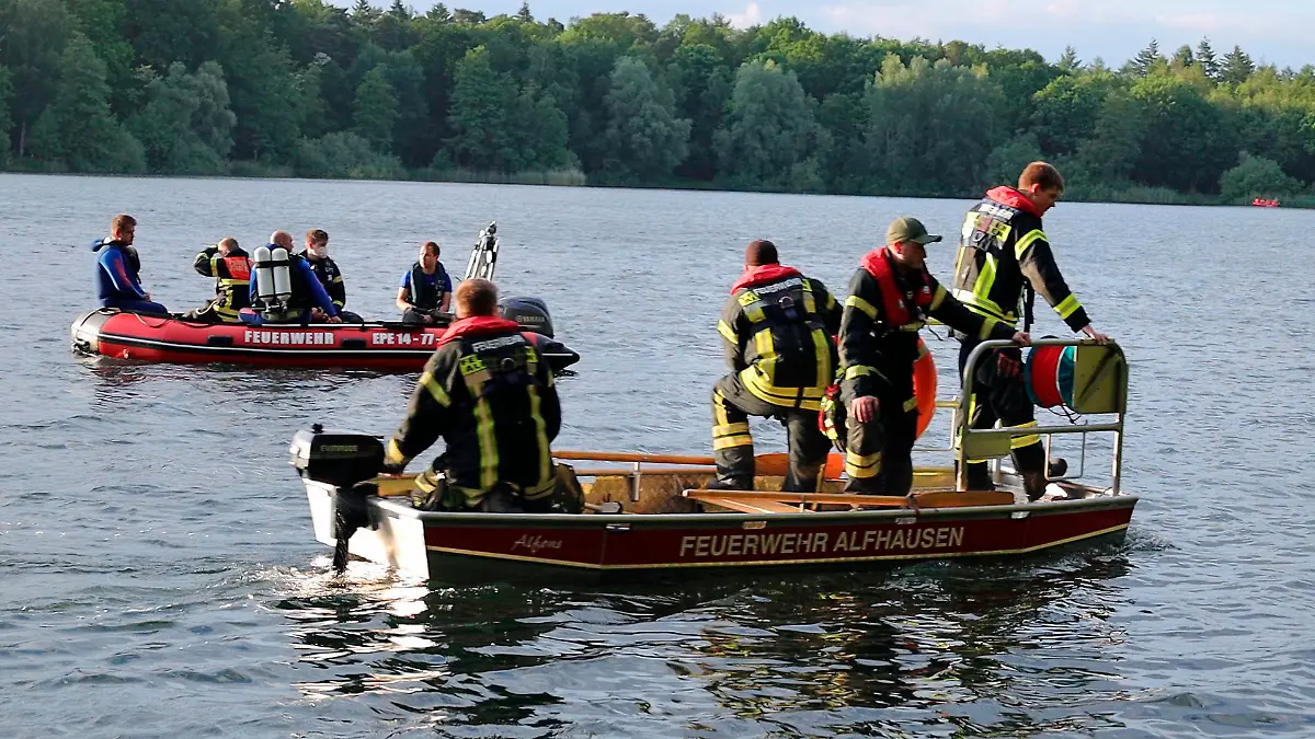 12.06.2021, Niedersachsen, Ostercappeln: Ein Teil der knapp 90 Einsatzkräfte sucht auf dem Kronensee nach einem vermeintlich gekenterten Kitesurfer. Wenig später wurde der vermisst geglaubte Mann dann nicht im See, sondern unversehrt auf dem nahen Campingplatz beim Tischtennisspielen entdeckt, wie die Polizei mitteilte. Foto: Torben Kipp/Nord-West-Media/dpa +++ dpa-Bildfunk +++