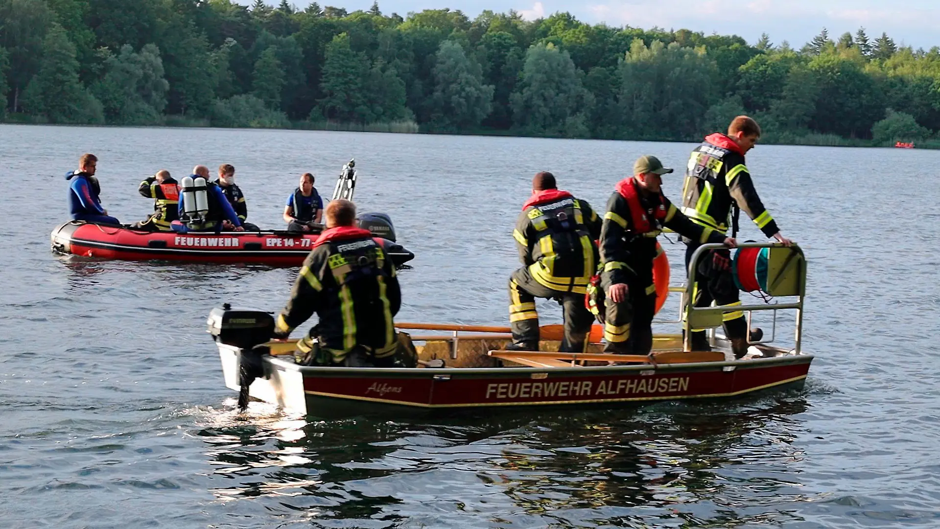 12.06.2021, Niedersachsen, Ostercappeln: Ein Teil der knapp 90 Einsatzkräfte sucht auf dem Kronensee nach einem vermeintlich gekenterten Kitesurfer. Wenig später wurde der vermisst geglaubte Mann dann nicht im See, sondern unversehrt auf dem nahen Campingplatz beim Tischtennisspielen entdeckt, wie die Polizei mitteilte. Foto: Torben Kipp/Nord-West-Media/dpa +++ dpa-Bildfunk +++