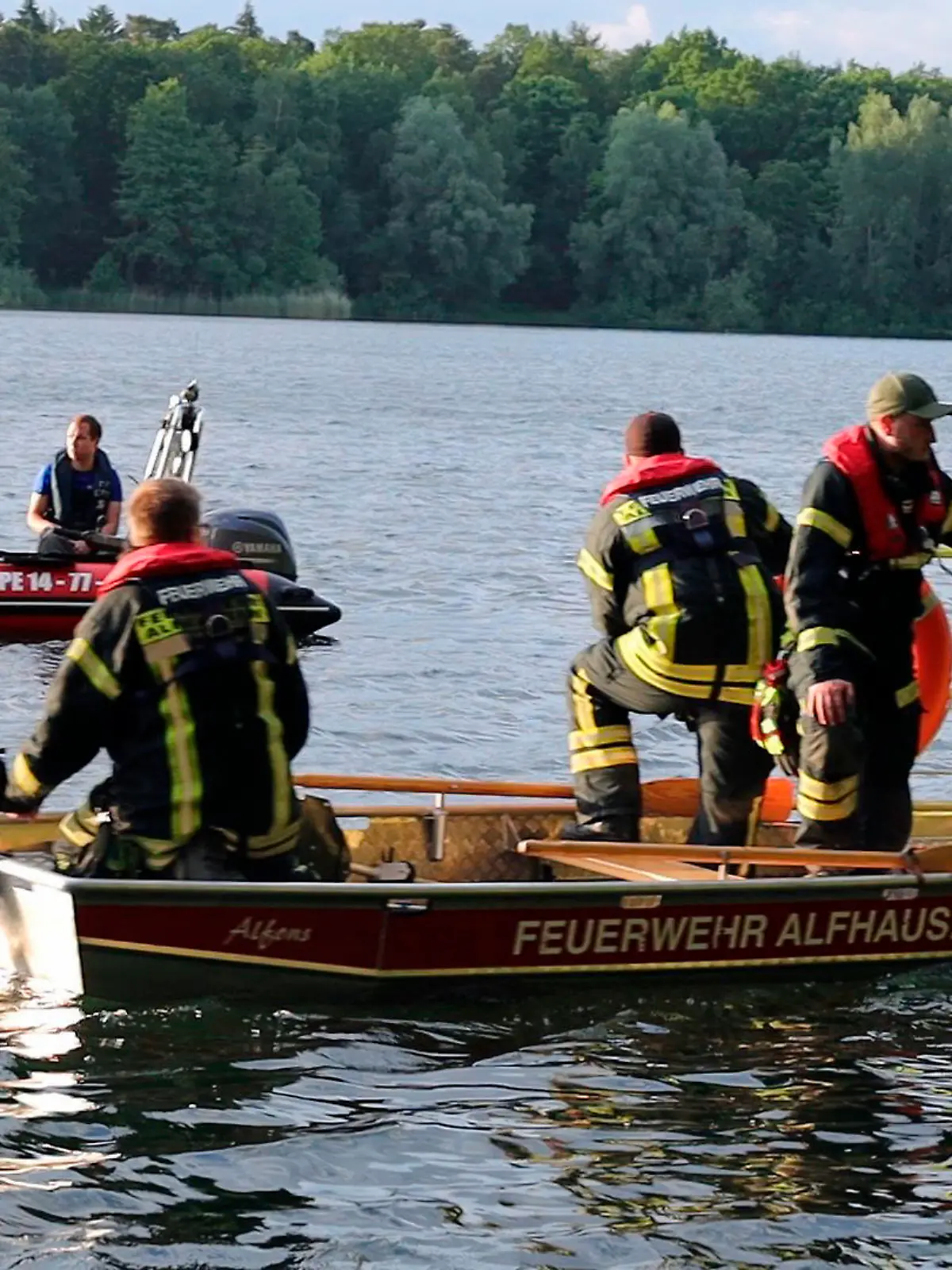 12.06.2021, Niedersachsen, Ostercappeln: Ein Teil der knapp 90 Einsatzkräfte sucht auf dem Kronensee nach einem vermeintlich gekenterten Kitesurfer. Wenig später wurde der vermisst geglaubte Mann dann nicht im See, sondern unversehrt auf dem nahen Campingplatz beim Tischtennisspielen entdeckt, wie die Polizei mitteilte. Foto: Torben Kipp/Nord-West-Media/dpa +++ dpa-Bildfunk +++