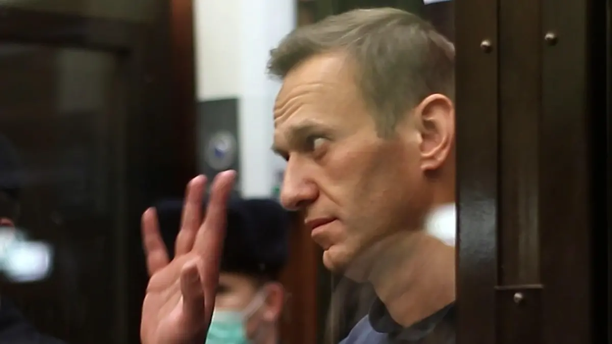 ARCHIV - 02.02.2021, Russland, Moskau: Der russische Oppositionsführer Alexej Nawalny reagiert während einer Anhörung zu einem Antrag des russischen Föderalen Strafvollzugsdienstes, um die Bewährungsstrafe Nawalnys bei der strafrechtlichen Verurteilung von 2014 in eine echte Gefängnisstrafe umzuwandeln. (zu dpa-KORR "Zwangsarbeit statt Straflager · Gefangene sollen Russland aufbauen") Foto: Moscow City Court Press Office/TASS/dpa - ACHTUNG: Nur zur redaktionellen Verwendung und nur mit vollständiger Nennung des vorstehenden Credits +++ dpa-Bildfunk +++