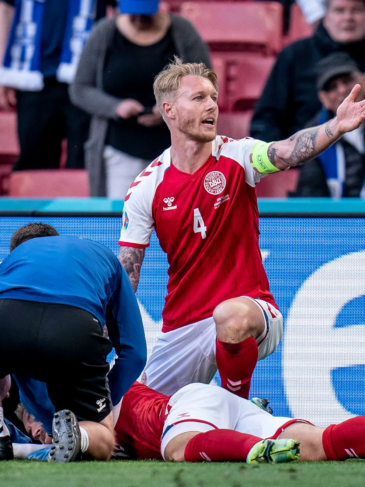 Christian Eriksen liggende og Simon Kjaer under EM landskampen mellem Danmark-Finland i Parken, Koebenhavn loerdag den 12. juni 2021. , Copenhagen Denmark *** Christian Eriksen lying and Simon Kjaer during the European Championship international match between Denmark Finland in the Park, Copenhagen Saturday 12 June 2021, Copenhagen Denmark PUBLICATIONxINxGERxSUIxAUTxONLY Copyright: Ritzau/Scanpix LiselottexSabroex COP101 spdk20210612-190604-L 