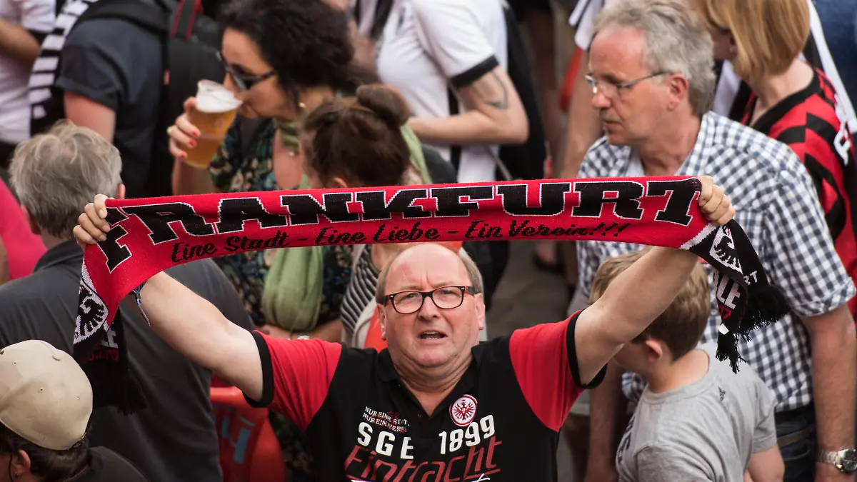 ARCHIV - 27.05.2017, Hessen, Frankfurt/Main: Ein Fan hält am 28.05.2017 in Frankfurt am Main (Hessen) einen Eintracht-Schal nach oben. Die Eintracht hatte am Vortag das DFB-Pokalfinale gegen Borussia Dortmund mit 1:2 verloren. Für das Finale in diesem Jahr wird es keinen gemeinsamen Fanschal mit Leipzig geben. (zu dpa: «Pokalfinale: Kein gemeinsamer Fanschal von Frankfurt und Leipzig») Foto: Andreas Arnold/dpa +++ dpa-Bildfunk +++