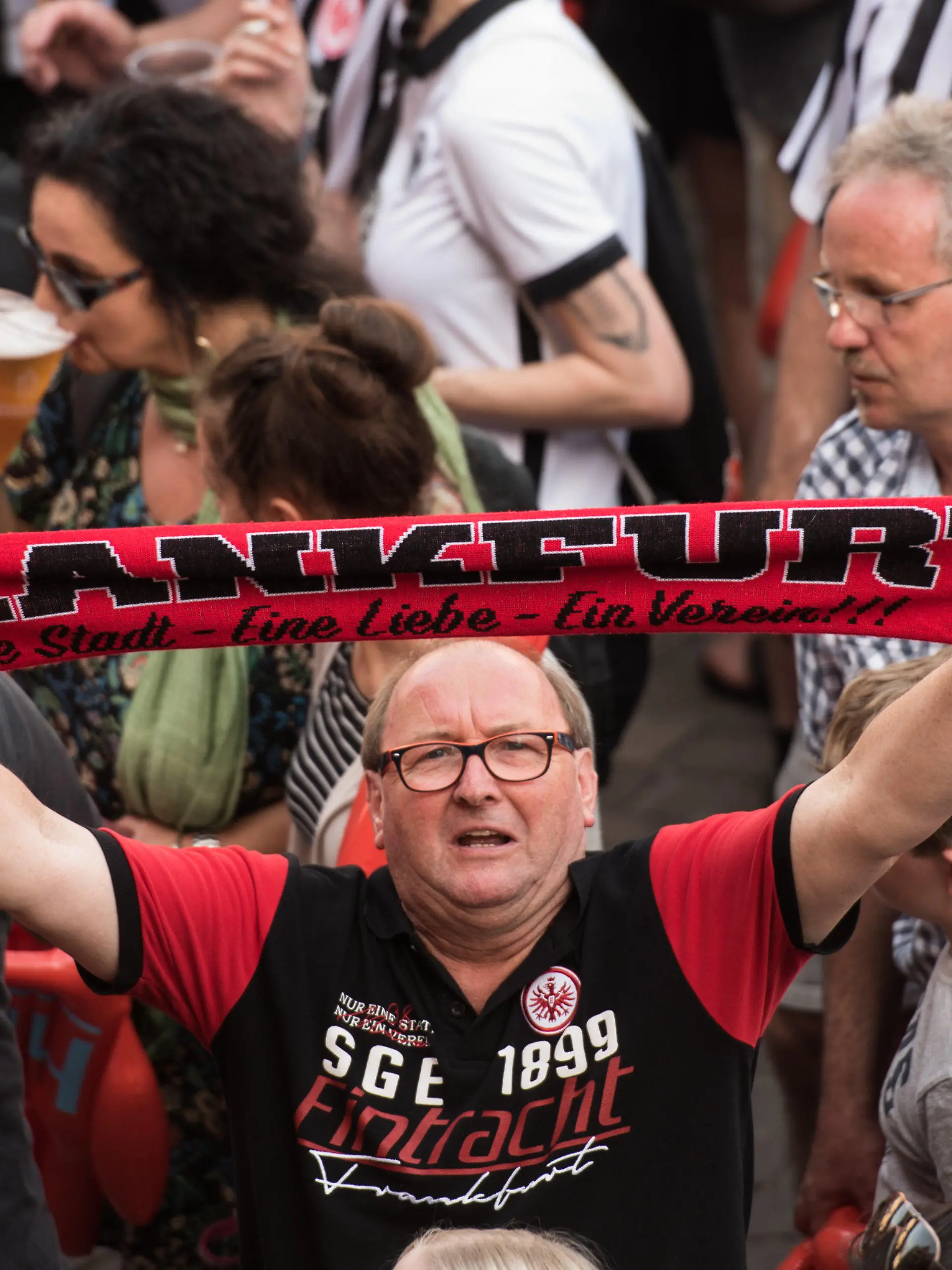ARCHIV - 27.05.2017, Hessen, Frankfurt/Main: Ein Fan hält am 28.05.2017 in Frankfurt am Main (Hessen) einen Eintracht-Schal nach oben. Die Eintracht hatte am Vortag das DFB-Pokalfinale gegen Borussia Dortmund mit 1:2 verloren. Für das Finale in diesem Jahr wird es keinen gemeinsamen Fanschal mit Leipzig geben. (zu dpa: «Pokalfinale: Kein gemeinsamer Fanschal von Frankfurt und Leipzig») Foto: Andreas Arnold/dpa +++ dpa-Bildfunk +++