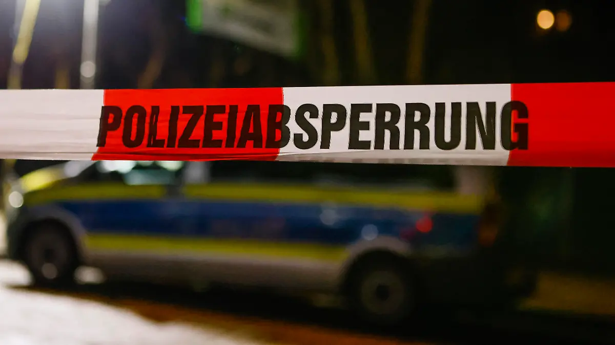 Polizeieinsatz in der Nacht (Symbolfoto)