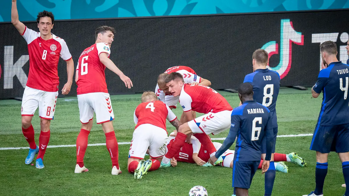 Danmarks Christian Eriksen kollapser under kampen mellem Danmark og Finland i gruppe B under EURO2020 i Parken i Koebenhavn, loerdag den 12. juni 2021.. , Copenhagen Denmark *** Denmarks Christian Eriksen collapses during the match between Denmark and Finland in group B during EURO2020 in the Park in Copenhagen, Saturday 12 June 2021, Copenhagen Denmark PUBLICATIONxINxGERxSUIxAUTxONLY Copyright: RitzauxScanpix MadsxClausxRasmussenx cop101 spdk20210612-225930-L