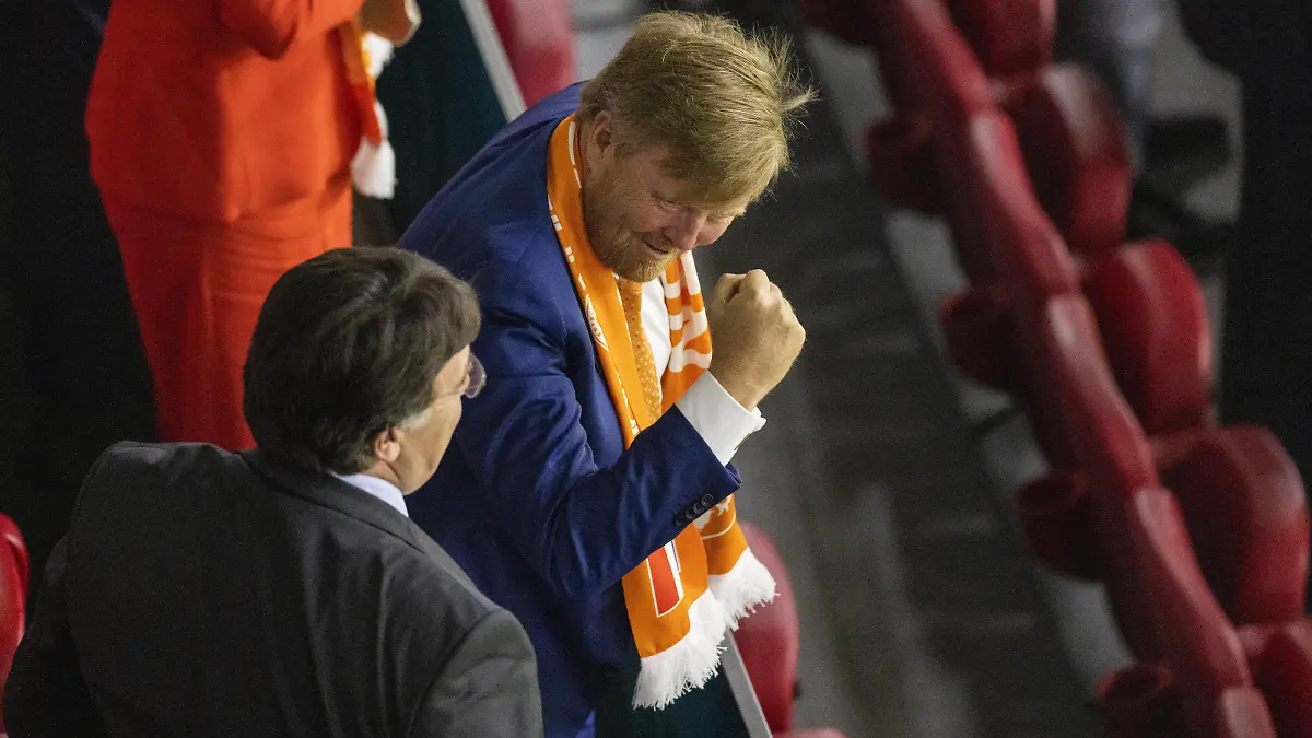 König Willem-Alexander jubelt Niederlande - Ukraine Amsterdam, 13.06.2021, Fussball, Saison 2020/21 Foto: Moritz Müller *** King Willem Alexander cheers Netherlands Ukraine Amsterdam, 13 06 2021, football, 2020 season 21 Photo Moritz Müller 