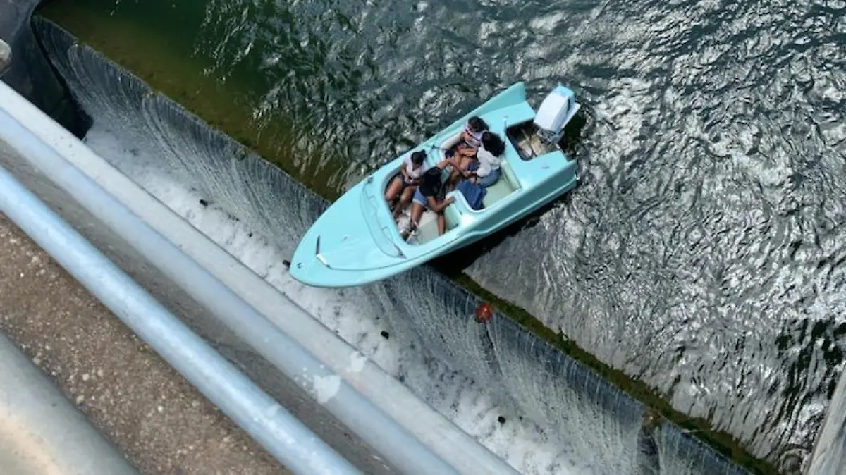HANDOUT - 11.06.2021, USA, Austin: Ein Boot mit vier Insassen hängt am Longhorn-Damm über dem Abgrund. Das Boot sei zu nah an eine der Schleusen herangefahren und habe sich aus eigener Kraft nicht aus der Notlage befreien können. Die Insassen konnten gerettet werden. (zu dpa "Nase über dem Abgrund: Boot hängt über Damm in den USA") Foto: Austin-Travis County Emergency Medical Services/dpa - ACHTUNG: Nur zur redaktionellen Verwendung im Zusammenhang mit der aktuellen Berichterstattung und nur mit vollständiger Nennung des vorstehenden Credits +++ dpa-Bildfunk +++