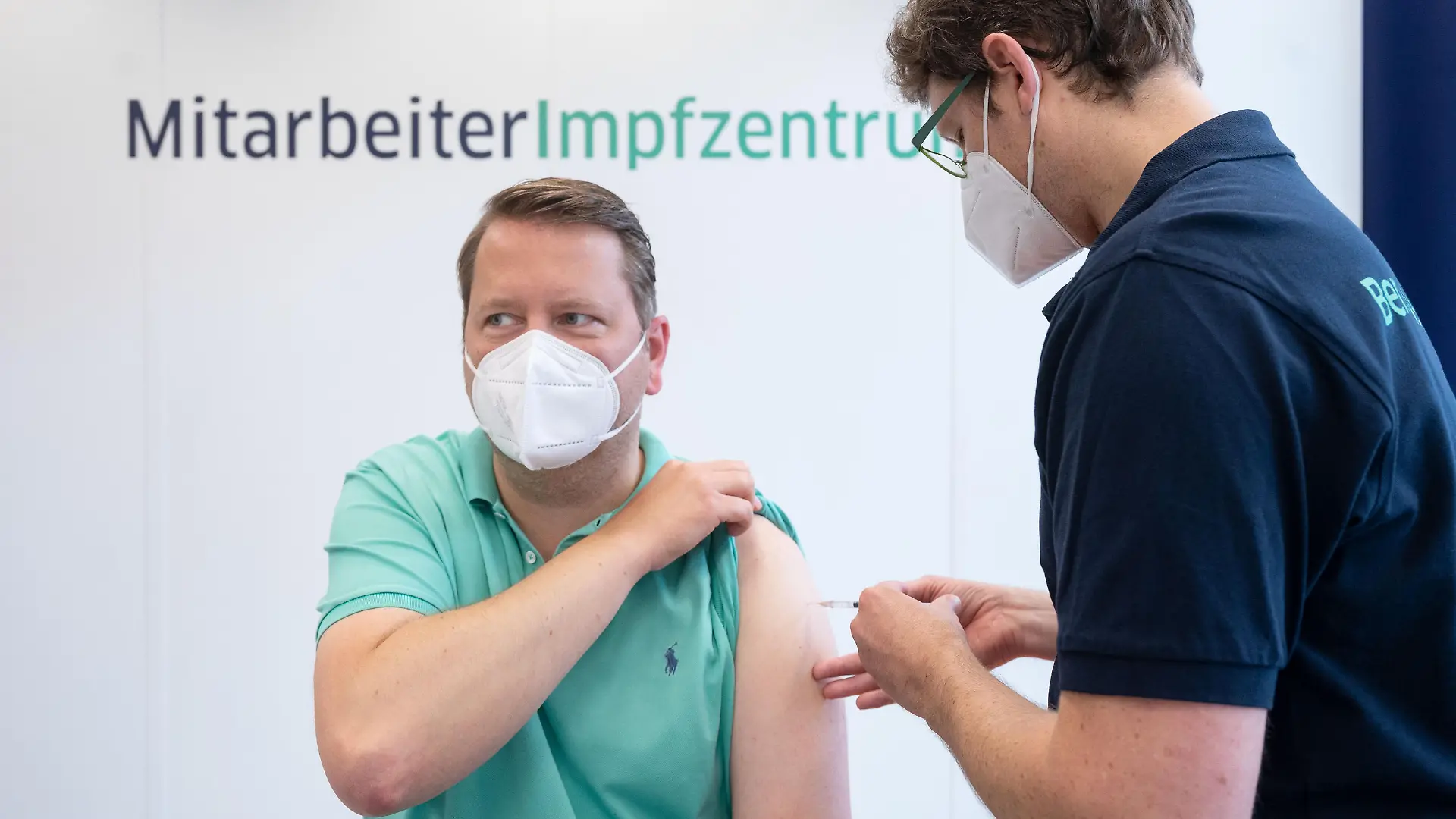 Mann wird geimpft
