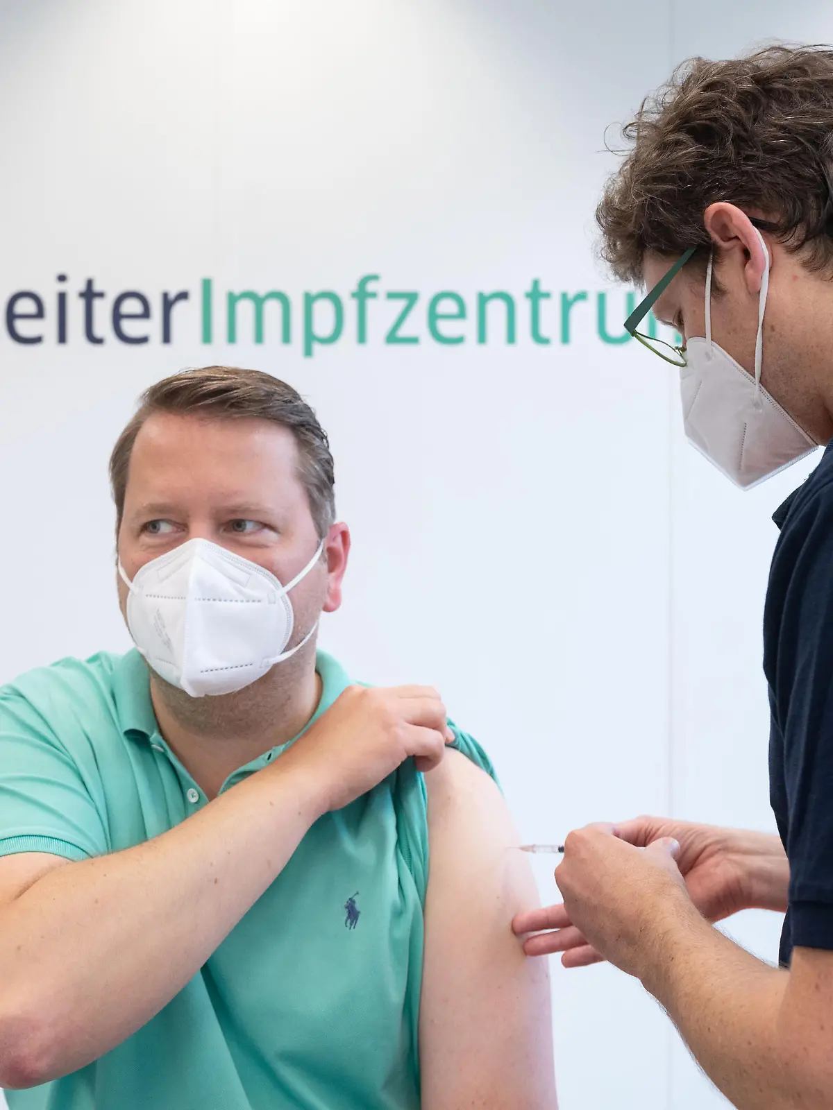Mann wird geimpft