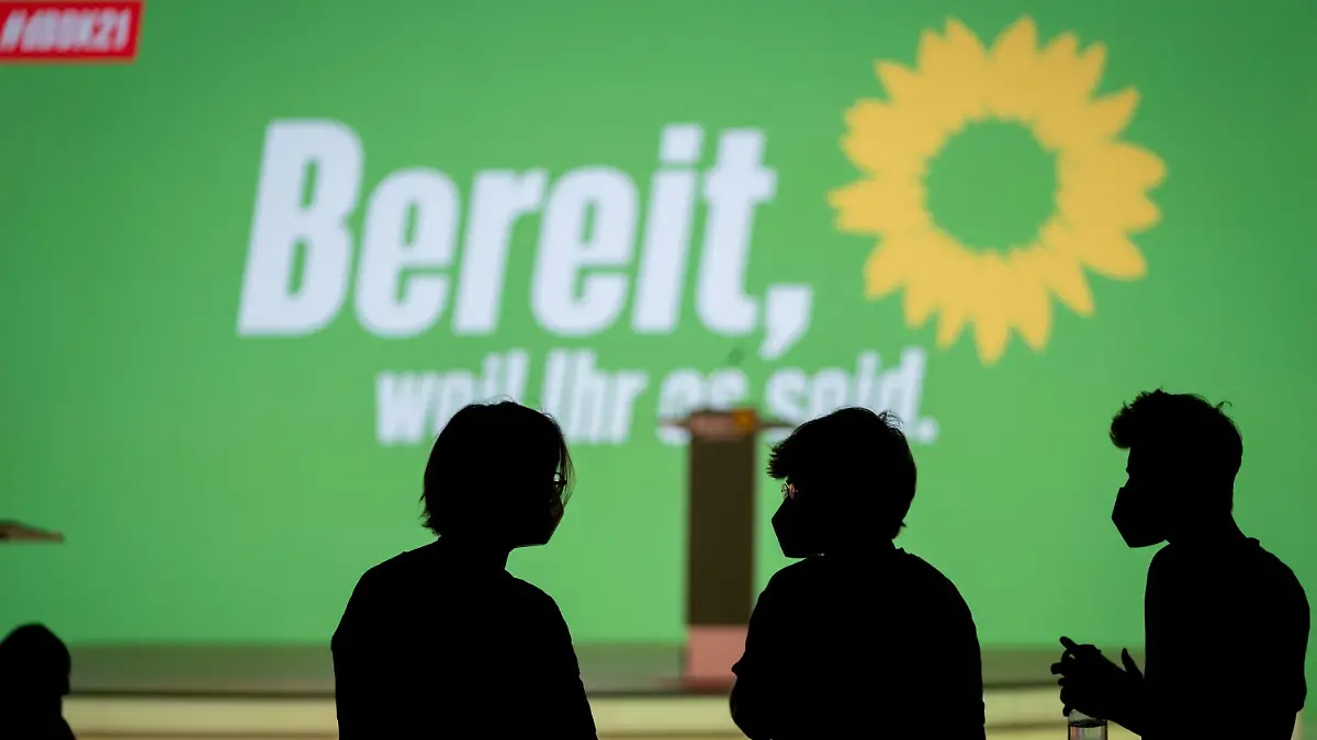 12.06.2021, Berlin: Parteimitglieder von Bündnis 90/Die Grünen nehmen an der Bundesdelegiertenkonferenz ihrer Partei teil. Bei dem digitalen Parteitag in Berlin wollen die Grünen ihr Wahlprogramm für die Bundestagswahl im September verabschieden und die Parteivorsitzende Baerbock offiziell als Kanzlerkandidatin aufstellen. Foto: Kay Nietfeld/dpa +++ dpa-Bildfunk +++
