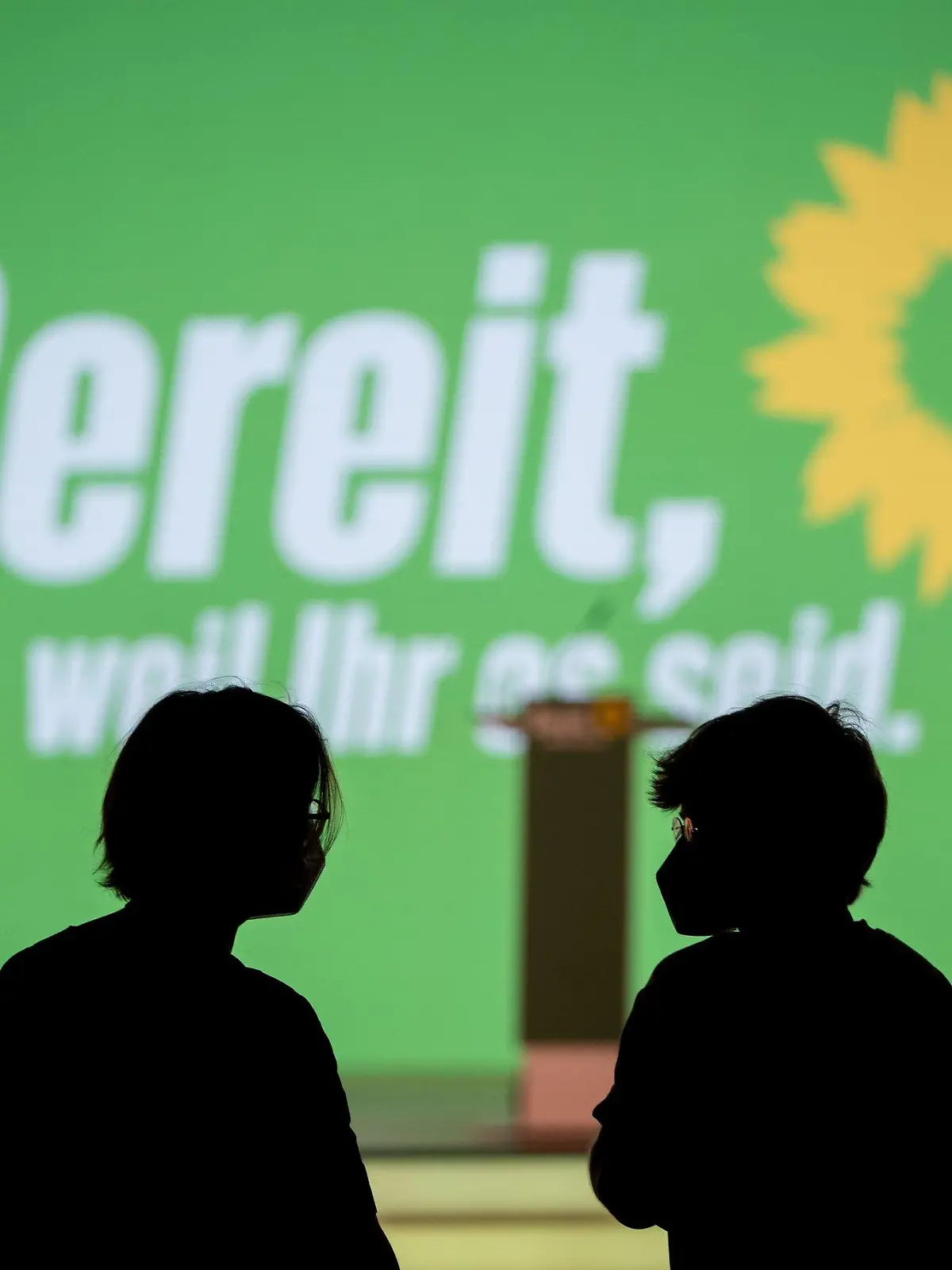 12.06.2021, Berlin: Parteimitglieder von Bündnis 90/Die Grünen nehmen an der Bundesdelegiertenkonferenz ihrer Partei teil. Bei dem digitalen Parteitag in Berlin wollen die Grünen ihr Wahlprogramm für die Bundestagswahl im September verabschieden und die Parteivorsitzende Baerbock offiziell als Kanzlerkandidatin aufstellen. Foto: Kay Nietfeld/dpa +++ dpa-Bildfunk +++
