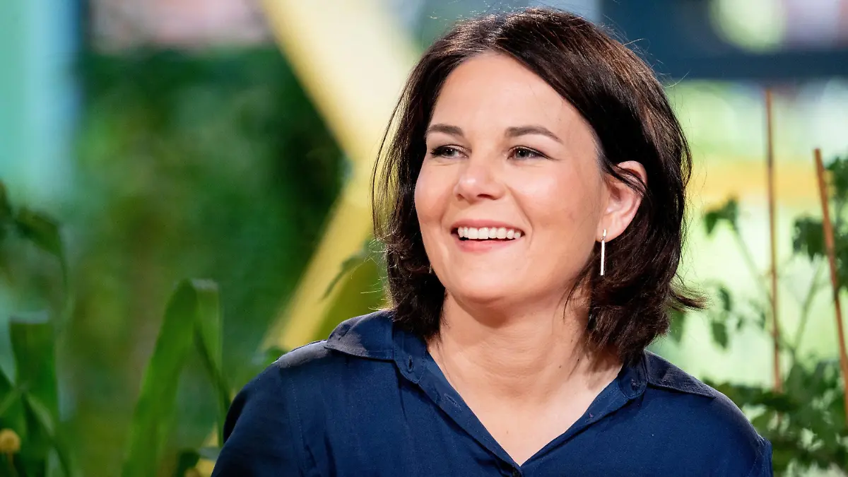 11.06.2021, Berlin: Annalena Baerbock, Kanzlerkandidatin und Bundesvorsitzende von Bündnis 90/Die Grünen, lacht während der Bundesdelegiertenkonferenz ihrer Partei. Bei ihrem digitalen Parteitag in Berlin wollen die Grünen ihr Wahlprogramm für die Bundestagswahl im September verabschieden und Baerbock offiziell als Kanzlerkandidatin aufstellen. Foto: Kay Nietfeld/dpa +++ dpa-Bildfunk +++