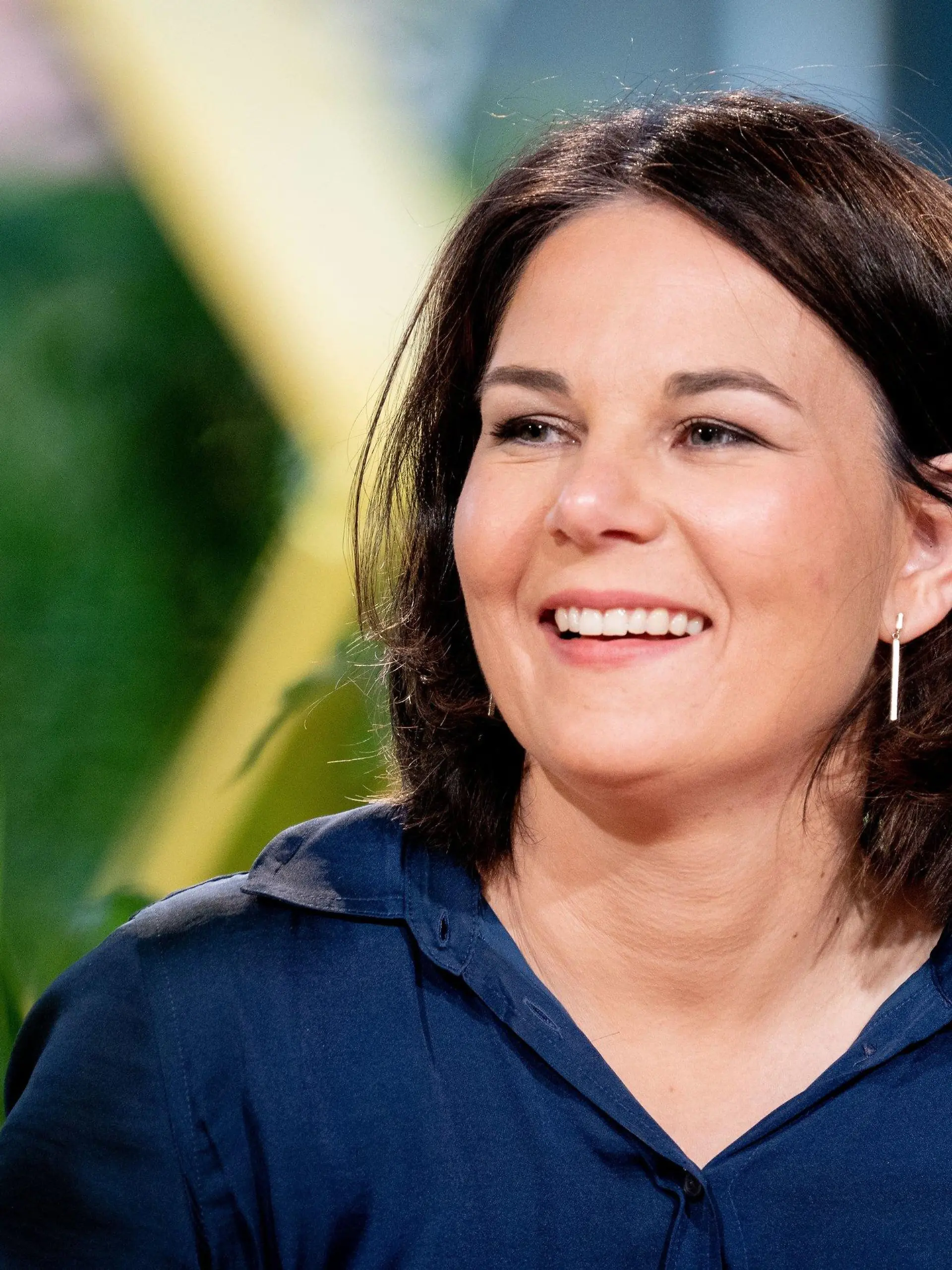 11.06.2021, Berlin: Annalena Baerbock, Kanzlerkandidatin und Bundesvorsitzende von Bündnis 90/Die Grünen, lacht während der Bundesdelegiertenkonferenz ihrer Partei. Bei ihrem digitalen Parteitag in Berlin wollen die Grünen ihr Wahlprogramm für die Bundestagswahl im September verabschieden und Baerbock offiziell als Kanzlerkandidatin aufstellen. Foto: Kay Nietfeld/dpa +++ dpa-Bildfunk +++