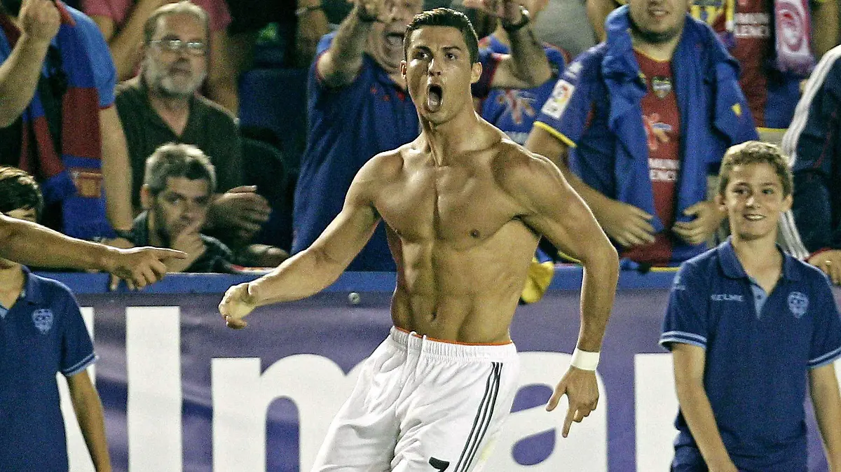 epa03898125 Real Madrid's Cristiano Ronaldo (R) celebrates with teammate Jese Rodriguez (L) during the Primera Division soccer match between Real Madrid and Levante played at Ciutat de Valencia stadium in Valencia, Spain, 05 October 2013. EPA/MANUEL BRUQUE (re-cropped version) +++(c) dpa - Bildfunk+++