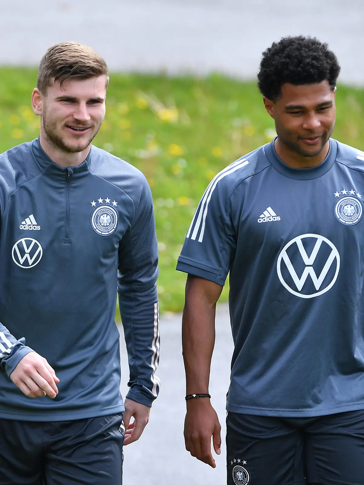 Trainingslager deutsche Fußball-Nationalmannschaft am 05.06.2021 in Seefeld Timo Werner  Deutschland , links - Serge Gnabry  Deutschland , rechts *** German national football team training camp on 05 06 2021 in Seefeld Timo Werner Germany , left Serge Gnabry Germany , right xHDx 