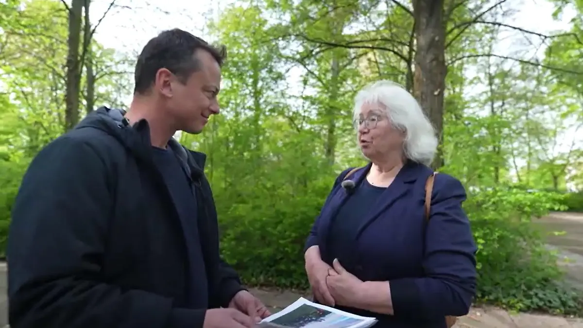 RTL-Reporter Markus Frentzel im Gespräch mit der ehemaligen Schulleiterin Margit Neugebauer.