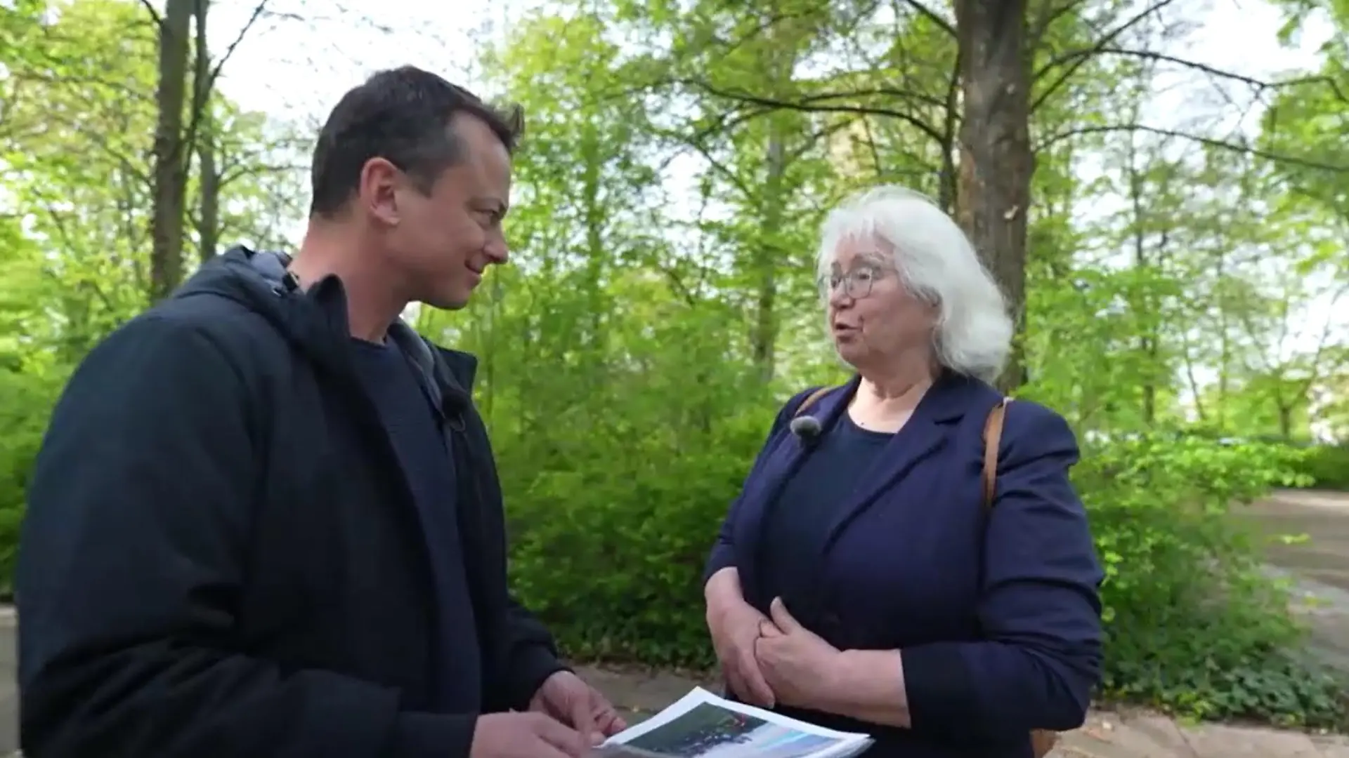 RTL-Reporter Markus Frentzel im Gespräch mit der ehemaligen Schulleiterin Margit Neugebauer.