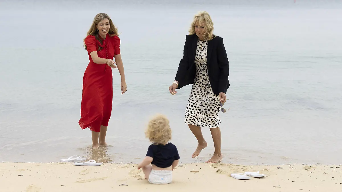  Carrie Johnson, the wife of Prime Minister Boris Johnson, speaks with First Lady of the United States Dr. Jill Biden as Wilfred Johnson sits on the beach during the G7 Leaders Summit in Carbis Bay, Cornwall, United Kingdom, on June 10, 2021. PUBLICATIONxINxGERxSUIxAUTxHUNxONLY WAX2021061004 SIMONxDAWSON